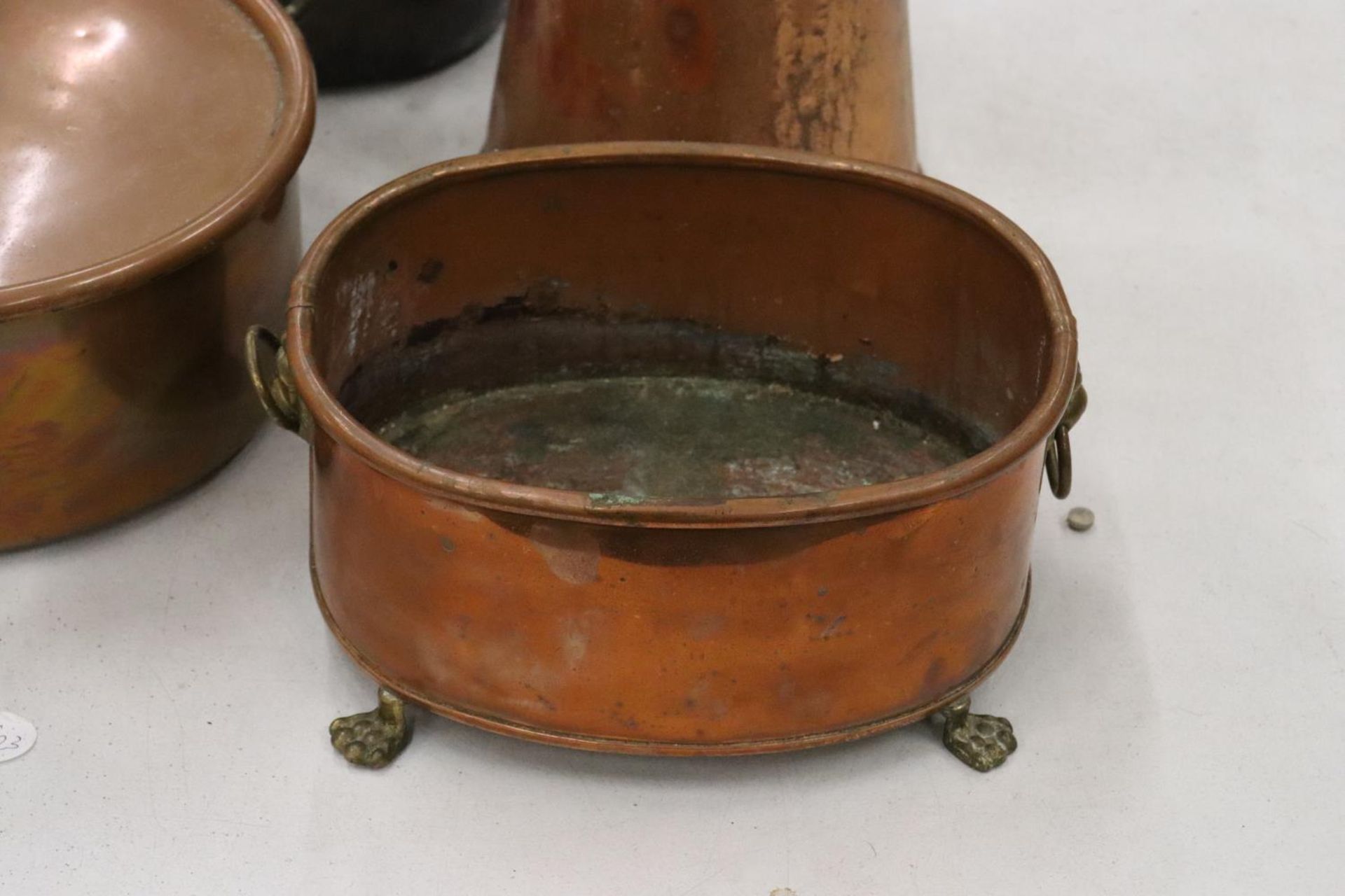 A COLLECTION OF VINTAGE COPPER ITEMS TO INCLUDE A KETTLE, PANS AND A JUG - Image 3 of 9