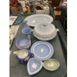 A COLLECTION OF WEDGWOOD JASPERWARE AND QUEEN'S WARE TO INCLUDE A SERVING TUREEN, A SERVING PLATE,