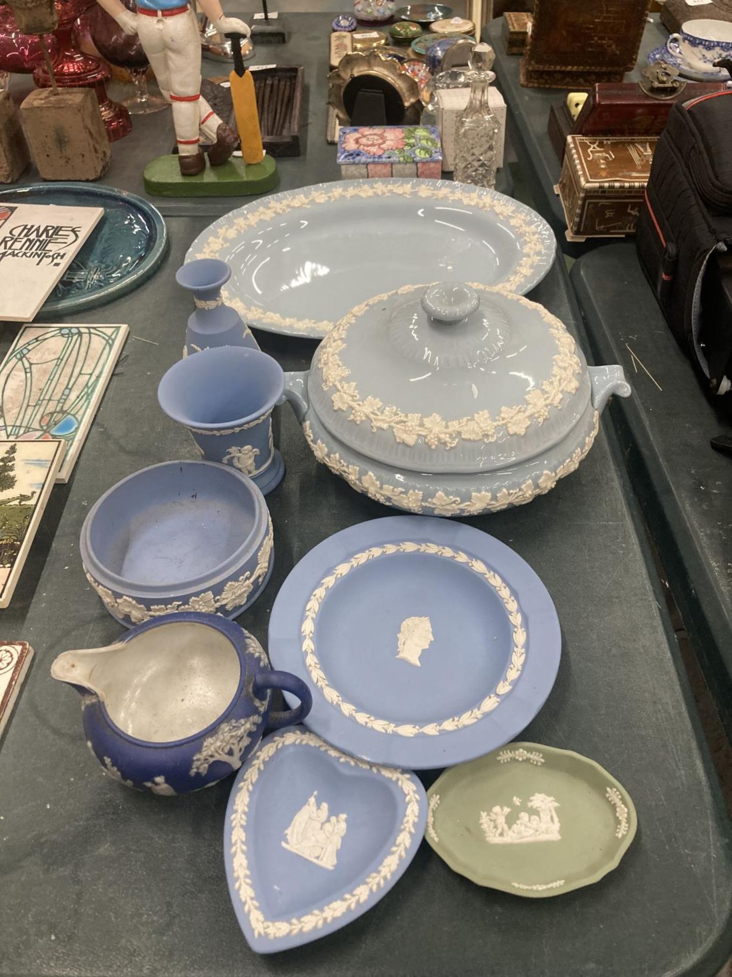 A COLLECTION OF WEDGWOOD JASPERWARE AND QUEEN'S WARE TO INCLUDE A SERVING TUREEN, A SERVING PLATE,