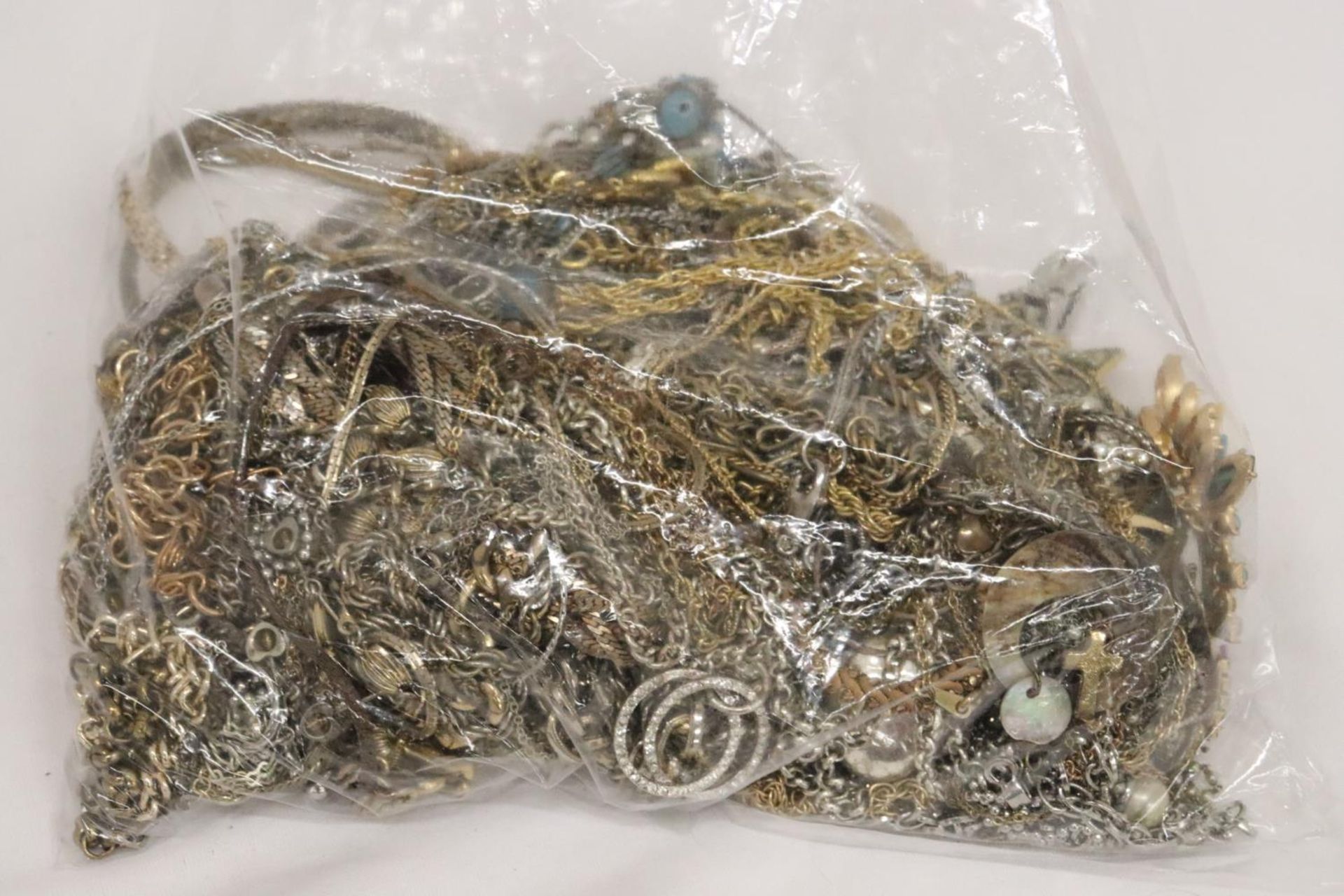 A LARGE QUANTITY OF YELLOW AND WHITE METAL CHAINS ETC - Image 5 of 6