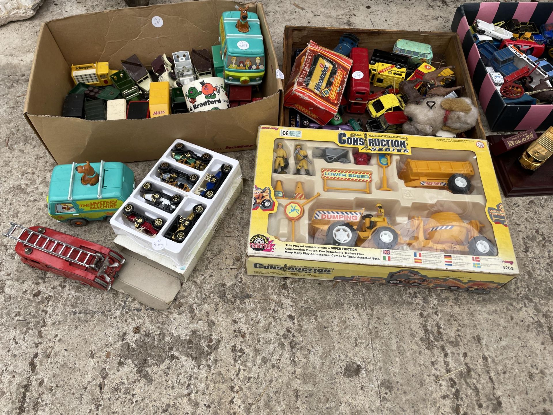 A LARGE ASSORTMENT OF MODEL VEHICLES AND TOYS TO INCLUDE CARS AND TRUCKS ETC - Bild 3 aus 5