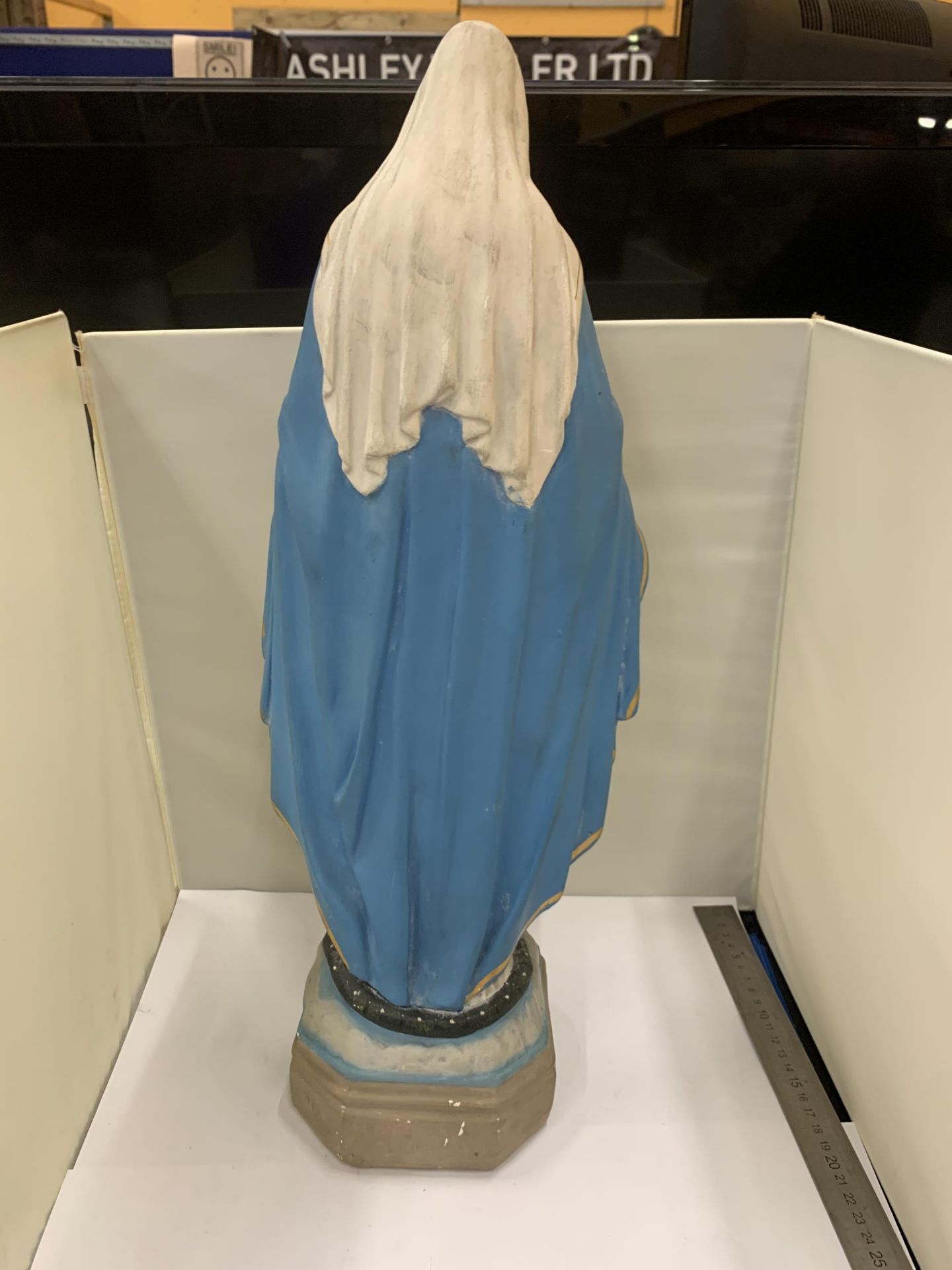 A LARGE FIGURE OF THE VIRGIN MARY 52CM TALL - Image 5 of 6