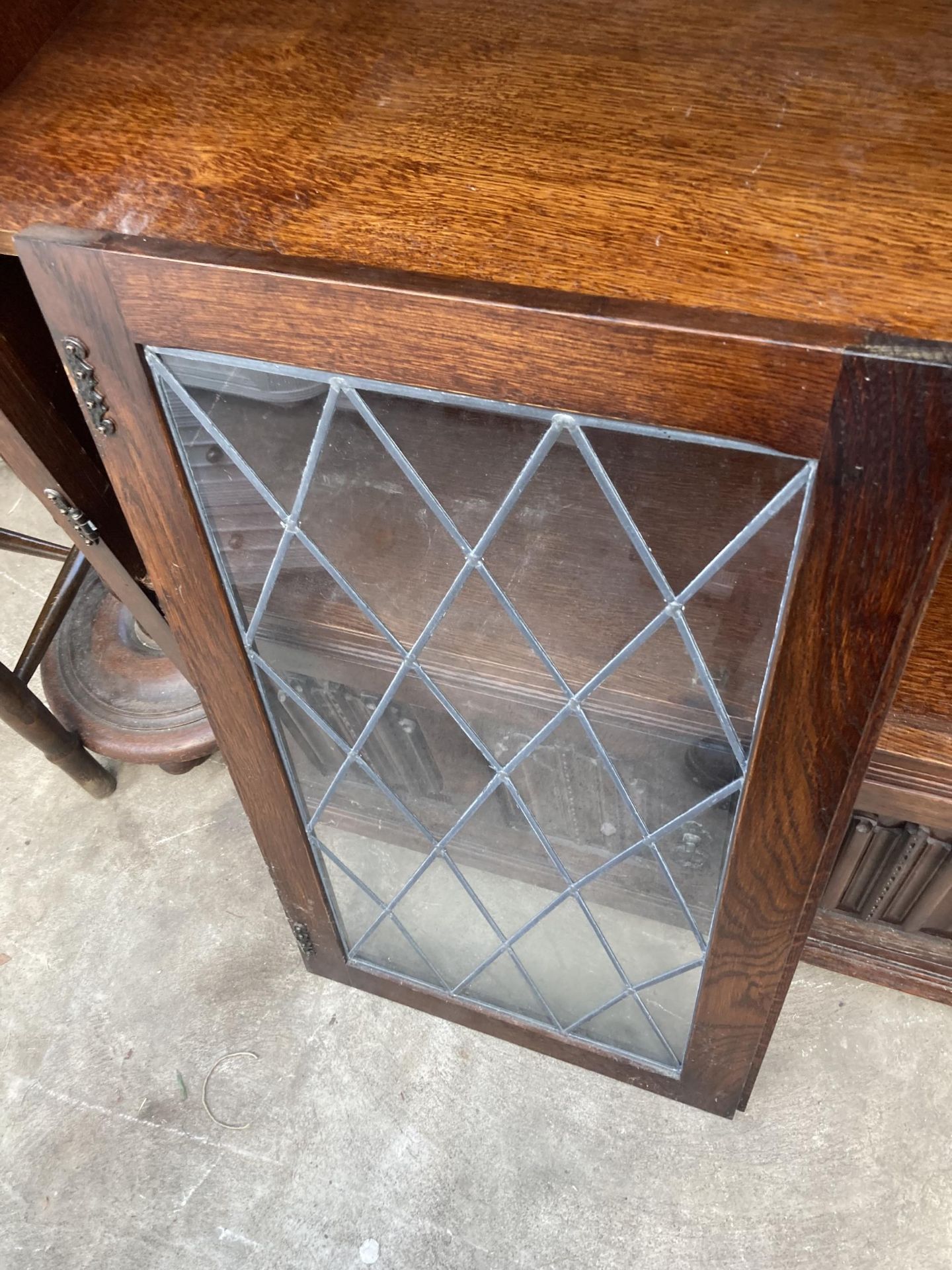 AN OAK JAYCEE GLAZED AND LEADED TWO DOOR CUPBOARD WITH LINEN FOLD DOORS TO BASE 38" WIDE - Image 3 of 5