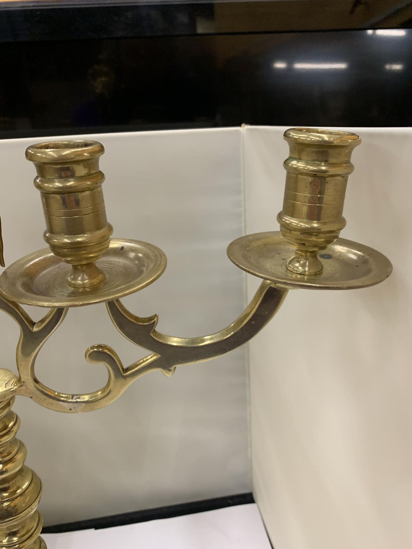 A HEAVY BRASS CANDELABRA WITH A FIGURE HOLDING A STAFF - Image 4 of 5