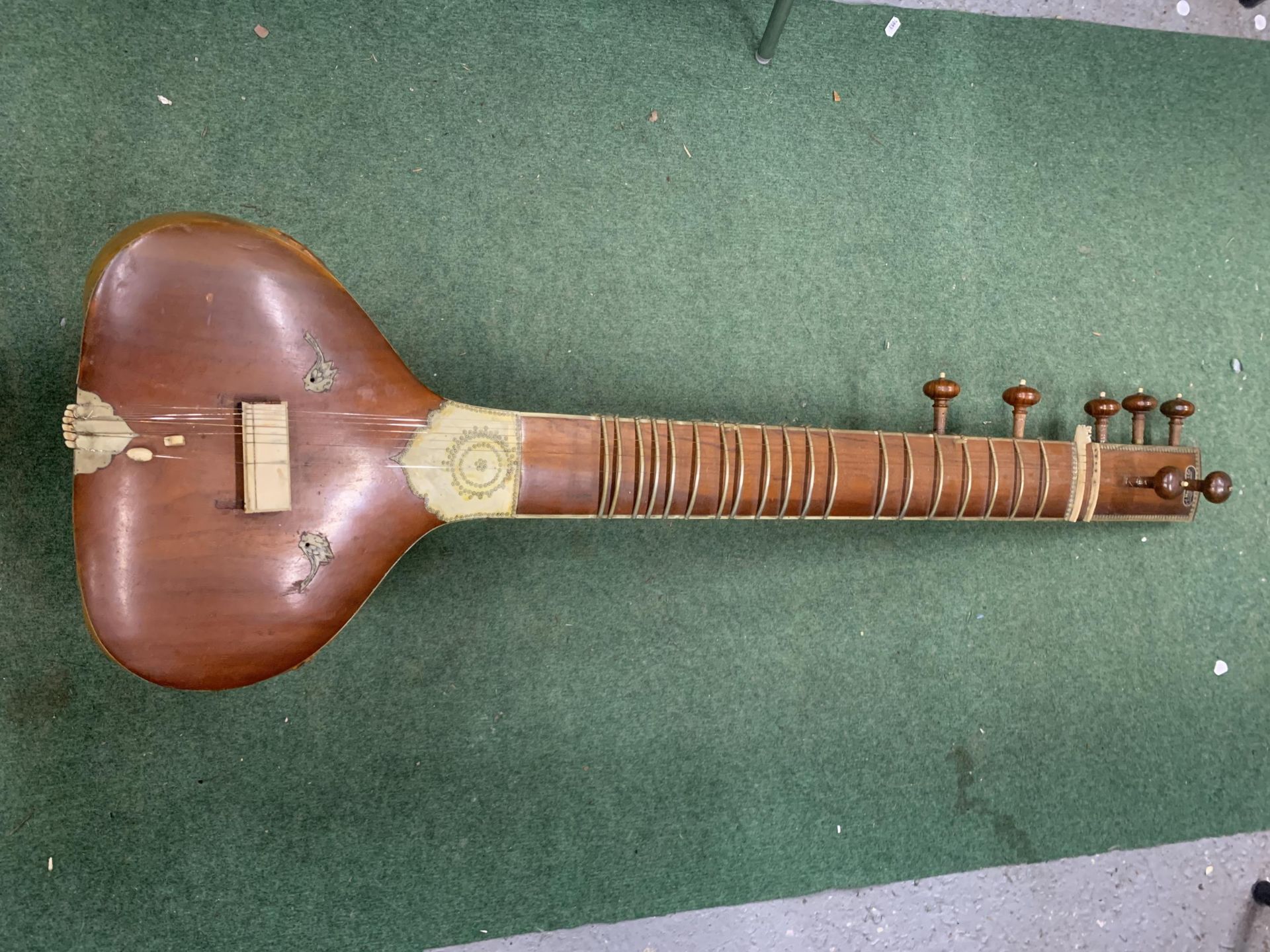 AN ANTIQUE FULL SIZE INDIAN SITAR DATED TO C.1925