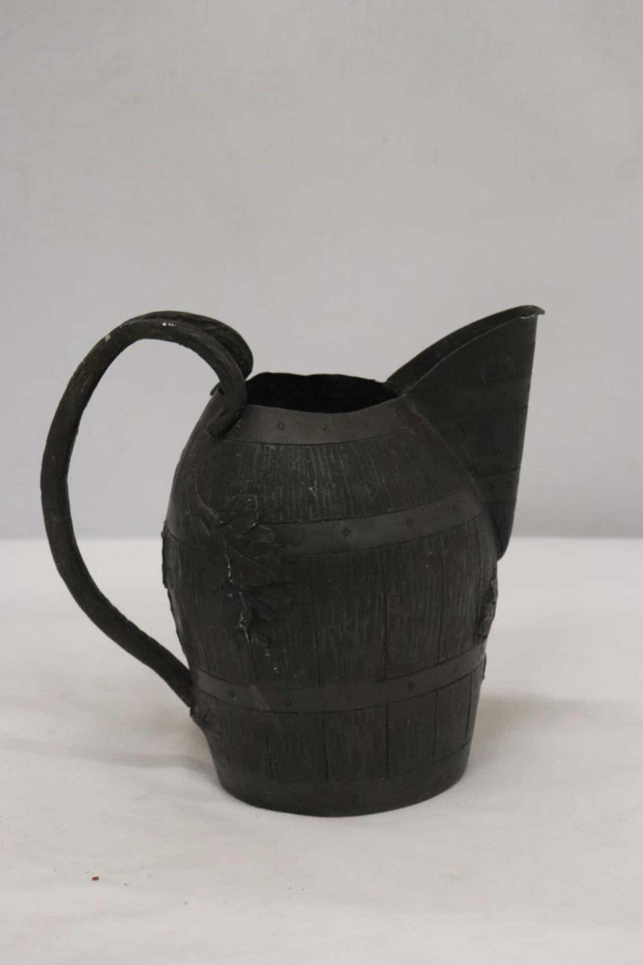 A VINTAGE PEWTER WINE JUG IN THE FORM OF A BARREL WITH GRAPE AND VINE DECORATION, HEIGHT 19CM - Image 3 of 5