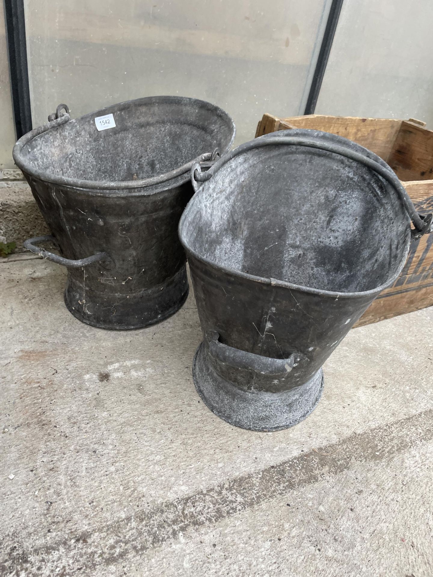 A PAIR OF VINTAGE GALVANISED COAL BUCKETS - Image 4 of 4
