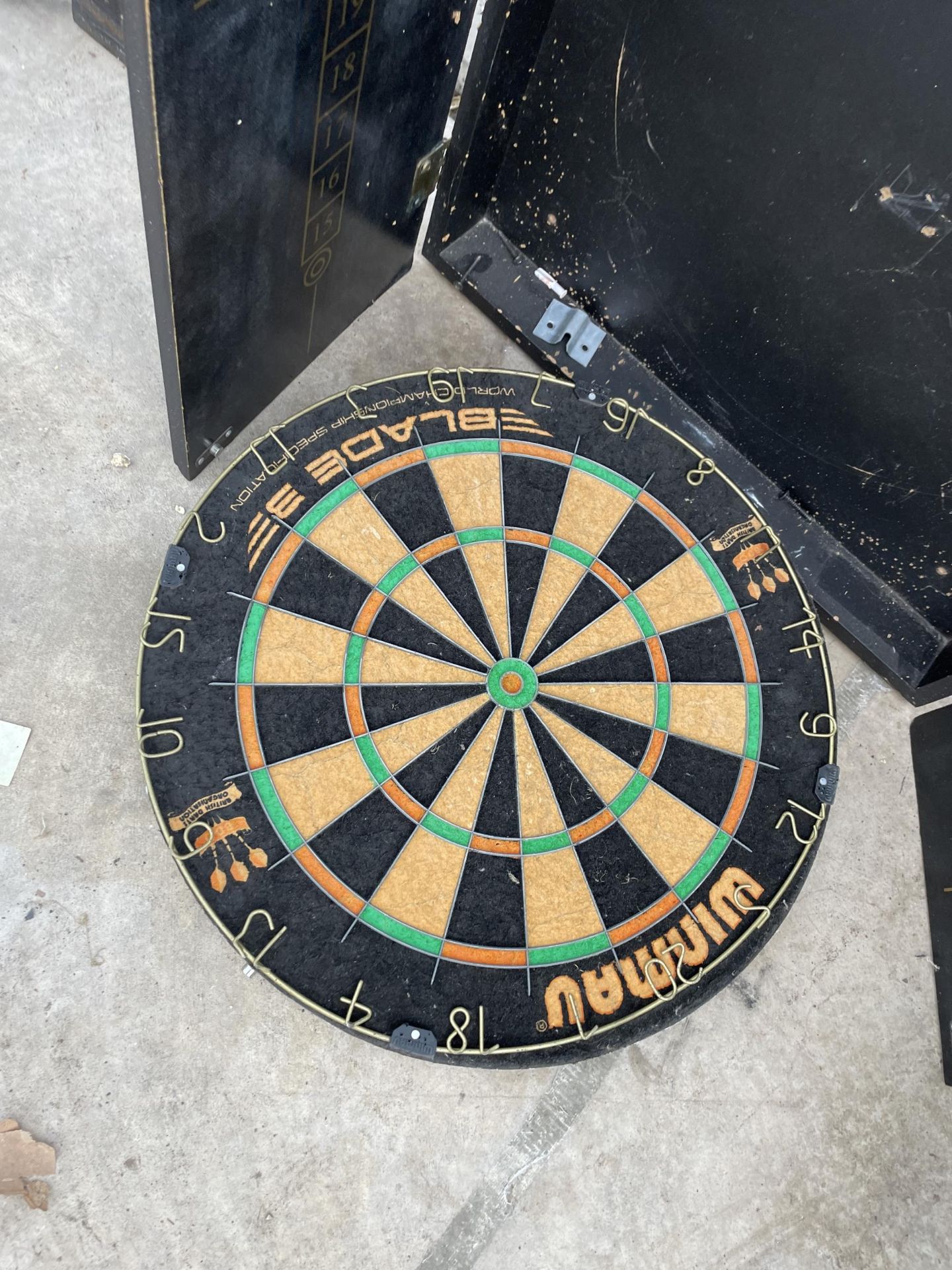 A WINMAU BLADE 3 DARTBOARD AND WALL CASE - Image 2 of 2