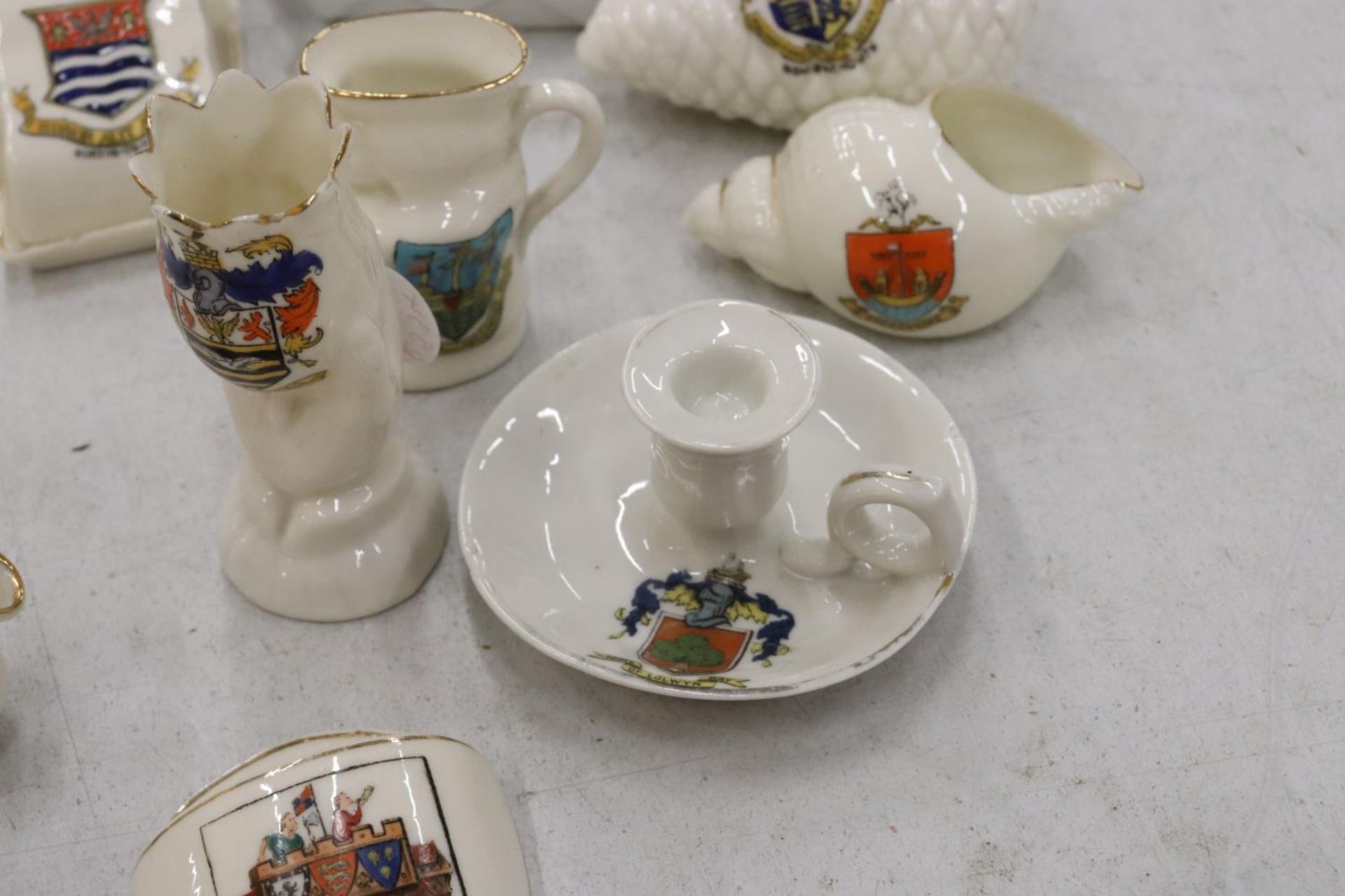 A COLLECTION OF VINTAGE CREST WARE - Image 7 of 18