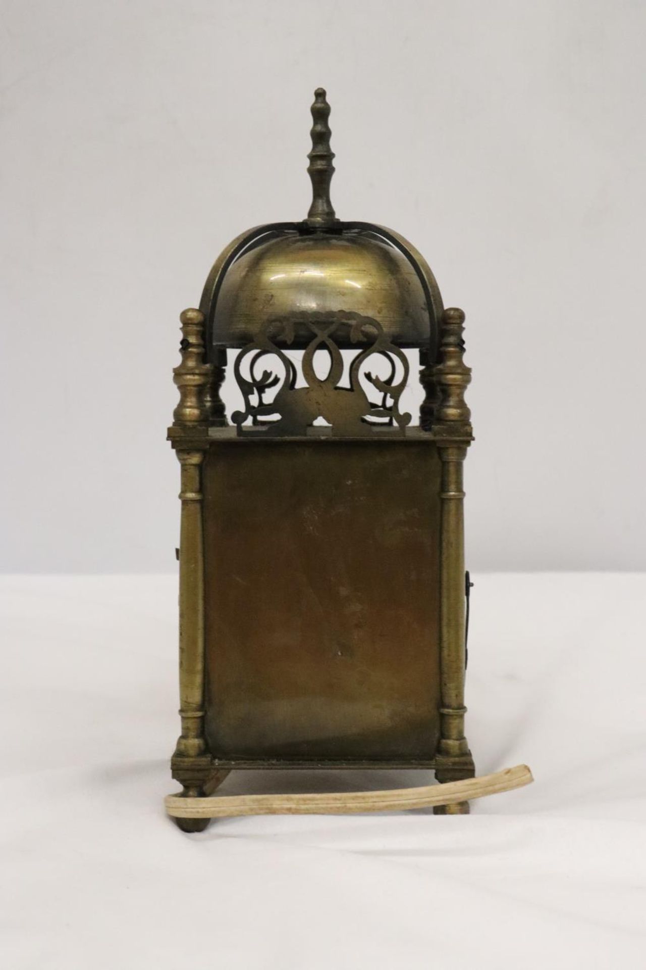 A VINTAGE BRASS LANTERN CLOCK, HEIGHT 25CM - Bild 5 aus 6