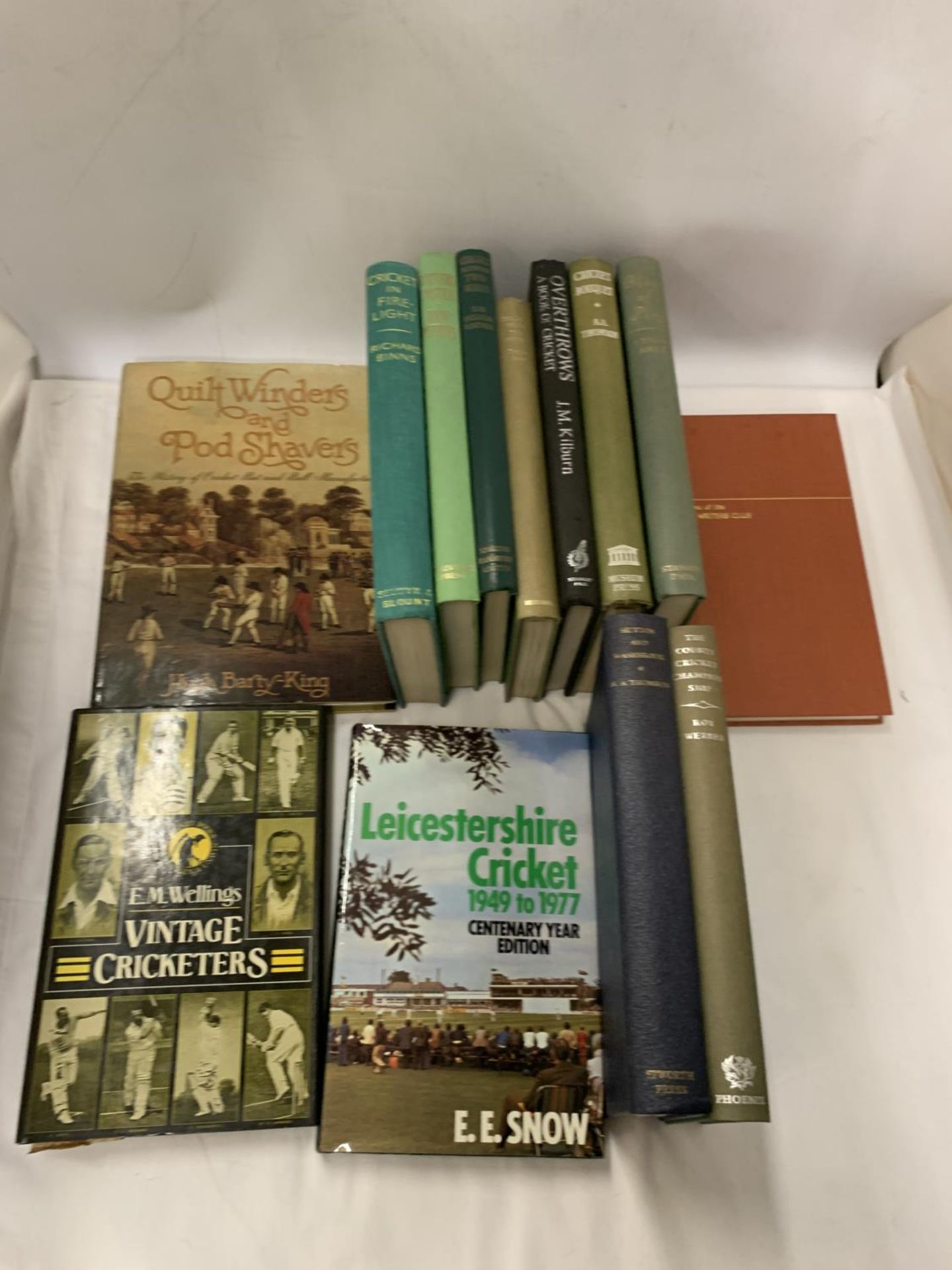 A QUANTITY OF CRICKETING BOOKS TO INCLUDE VINTAGE CRICKETERS, CRICKET HEROES, HUTTON AND