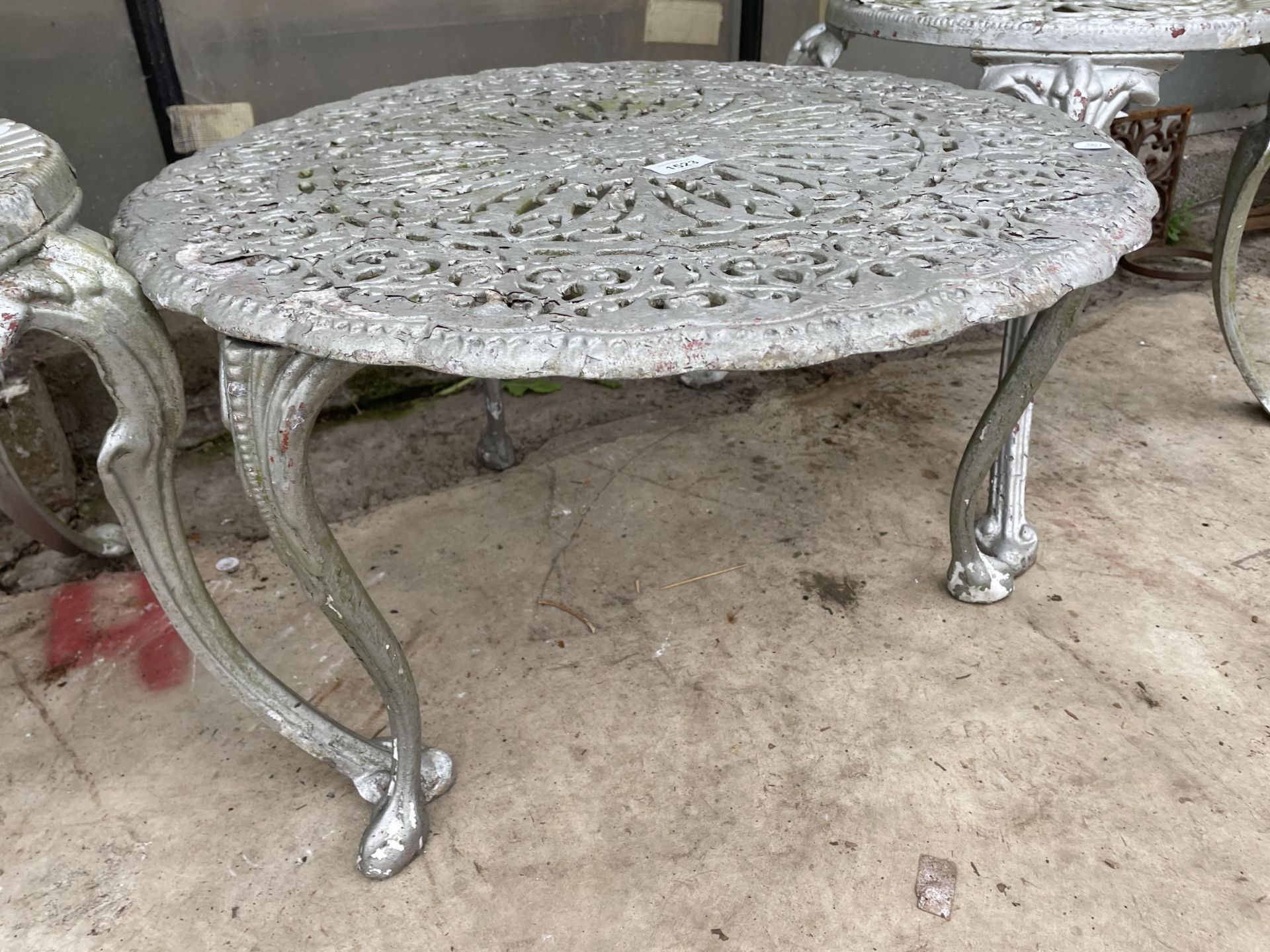 A CAST ALLOY PATIO SET COMPRISING OF TWO CHAIRS AND A ROUND COFFEE TABLE - Bild 3 aus 4