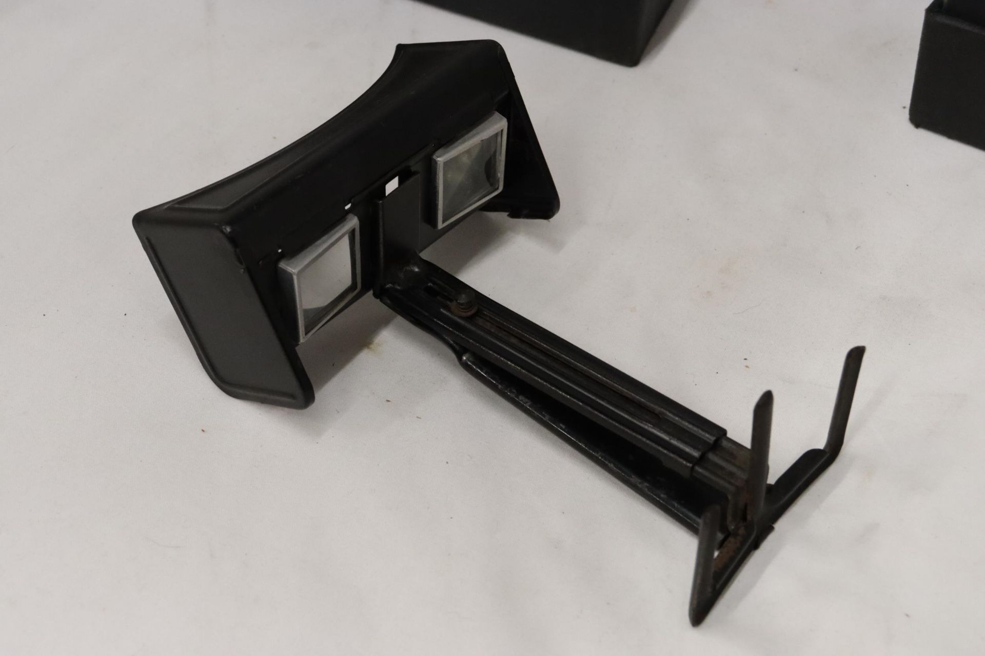 A VINTAGE 3D VIEWER BY THE CORTE-SCOPE CO., CLEVELAND OHIO TOGETHER WITH VIEWING CARDS - Image 2 of 9