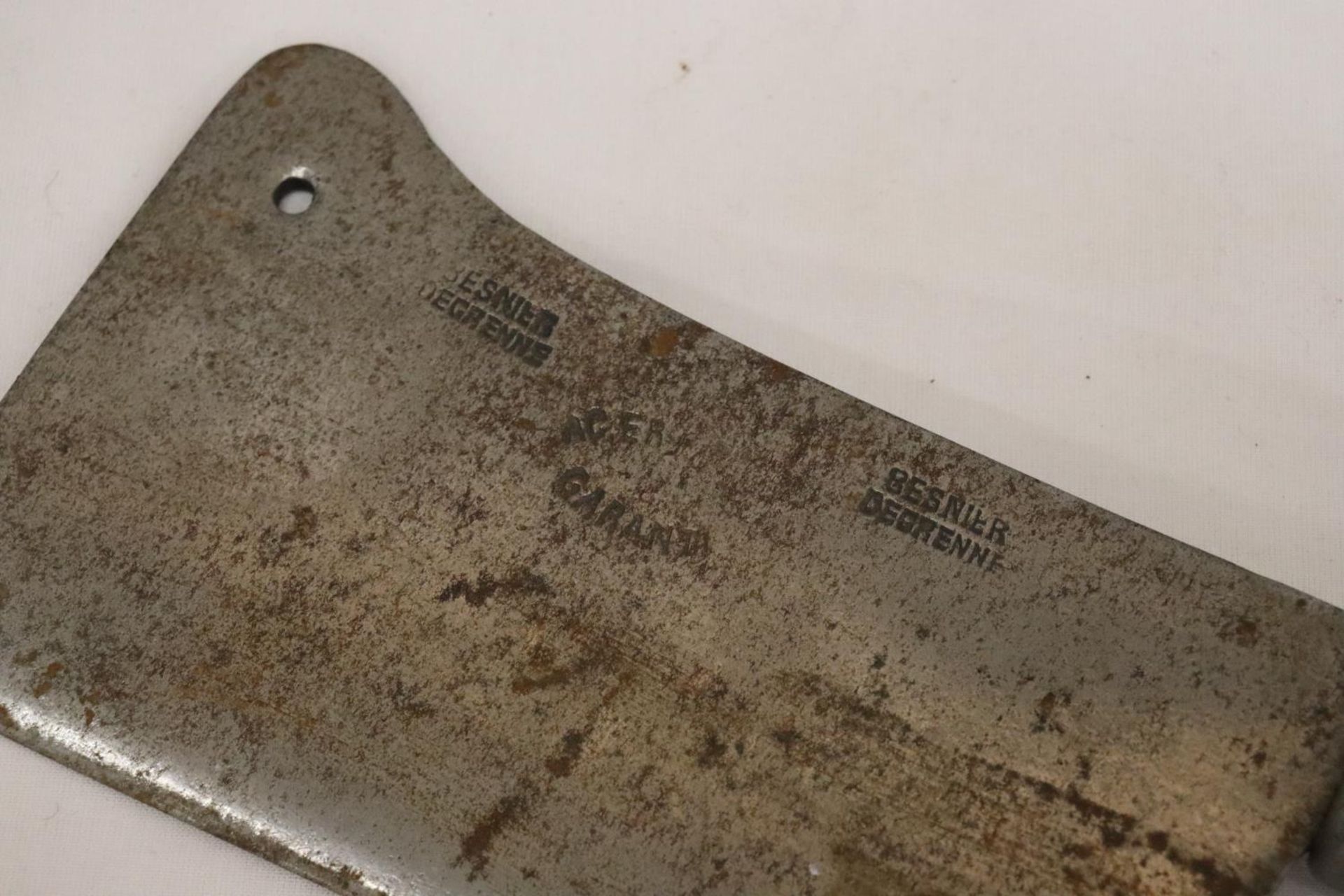 A VINTAGE MEAT CLEAVER - Image 2 of 5