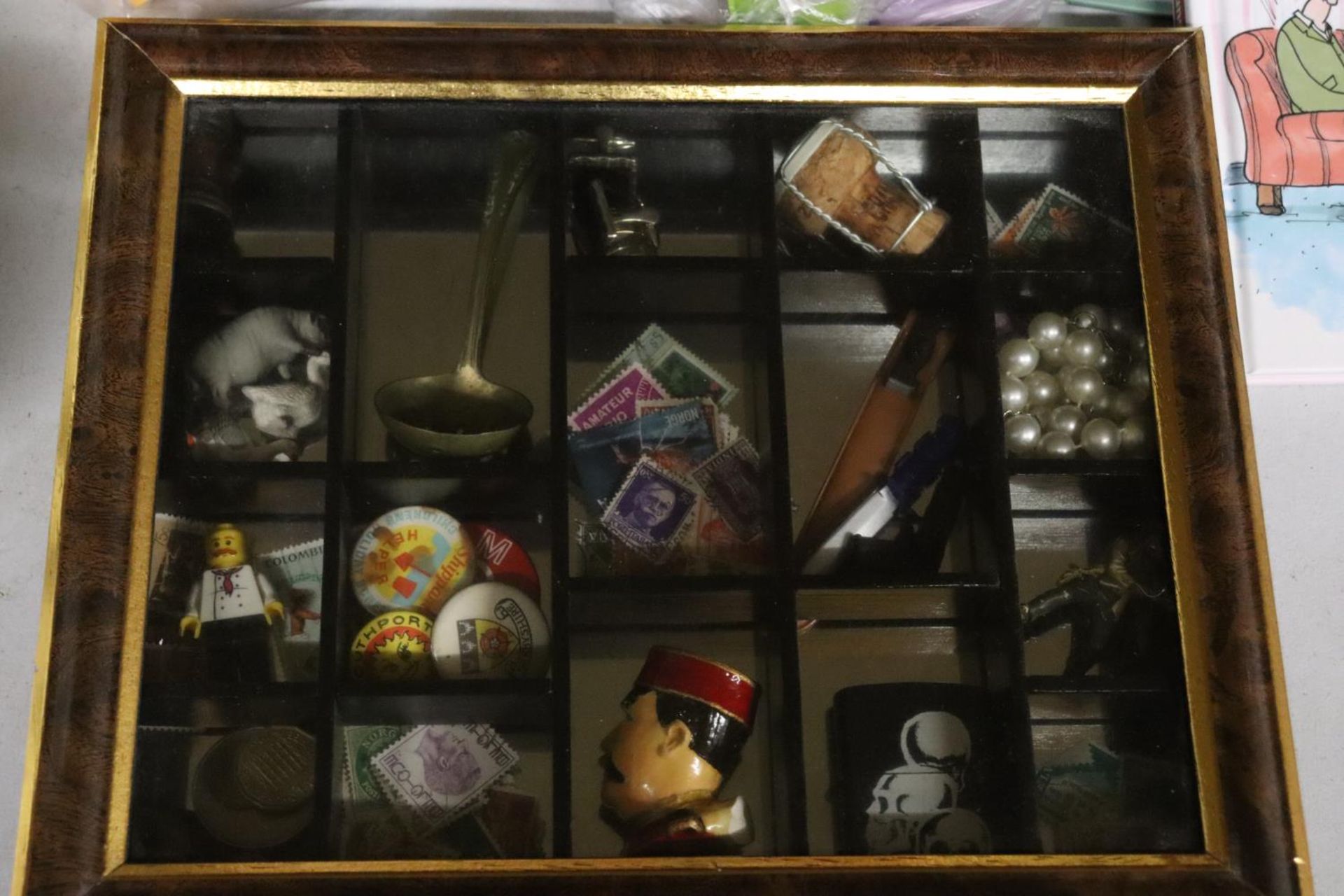 A SMALL DISPLAY CASE CONTAINING A QUANTITY OF COLLECTABLES - Image 2 of 4