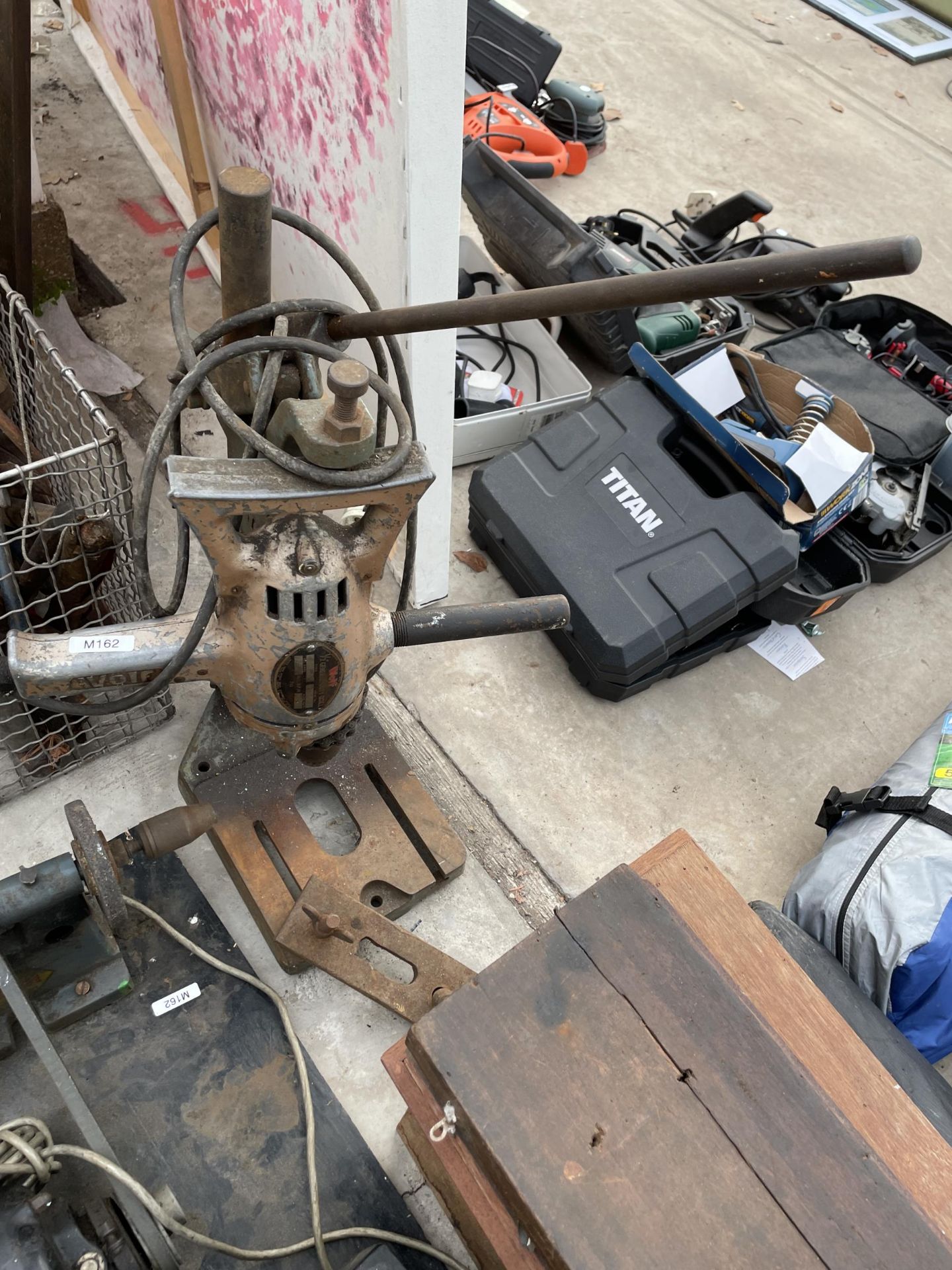 A LARGE ASSORTMENT OF TOOLS TO INCLUDE DRILL BITS, A DRILL AND DRILL STAND AND A PROJECTOR ETC - Image 2 of 7