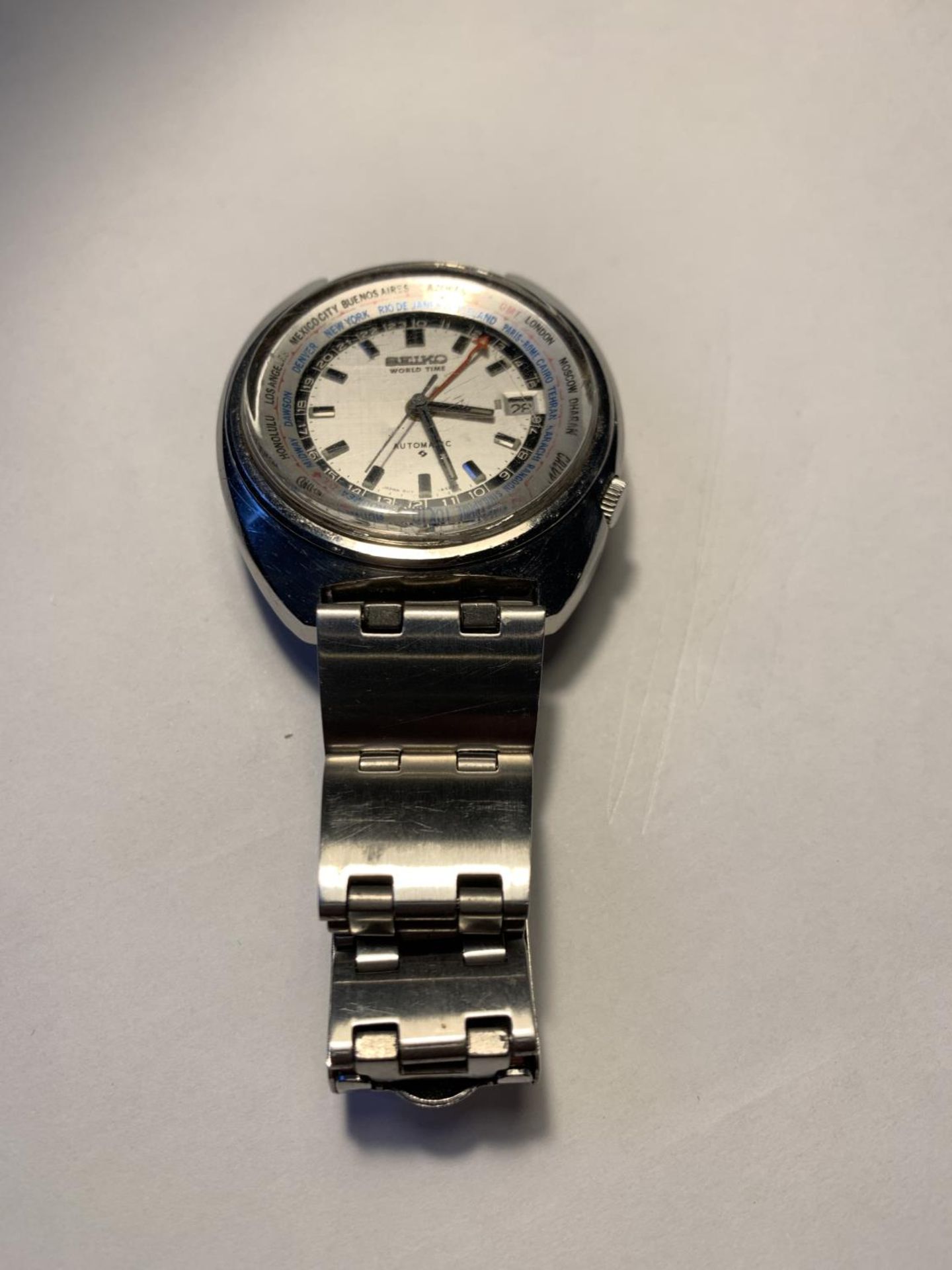 A 1970'S SEIKO WORLD TIME AUTOMATIC WRIST WATCH SEEN WORKING BUT NO WARRANTY