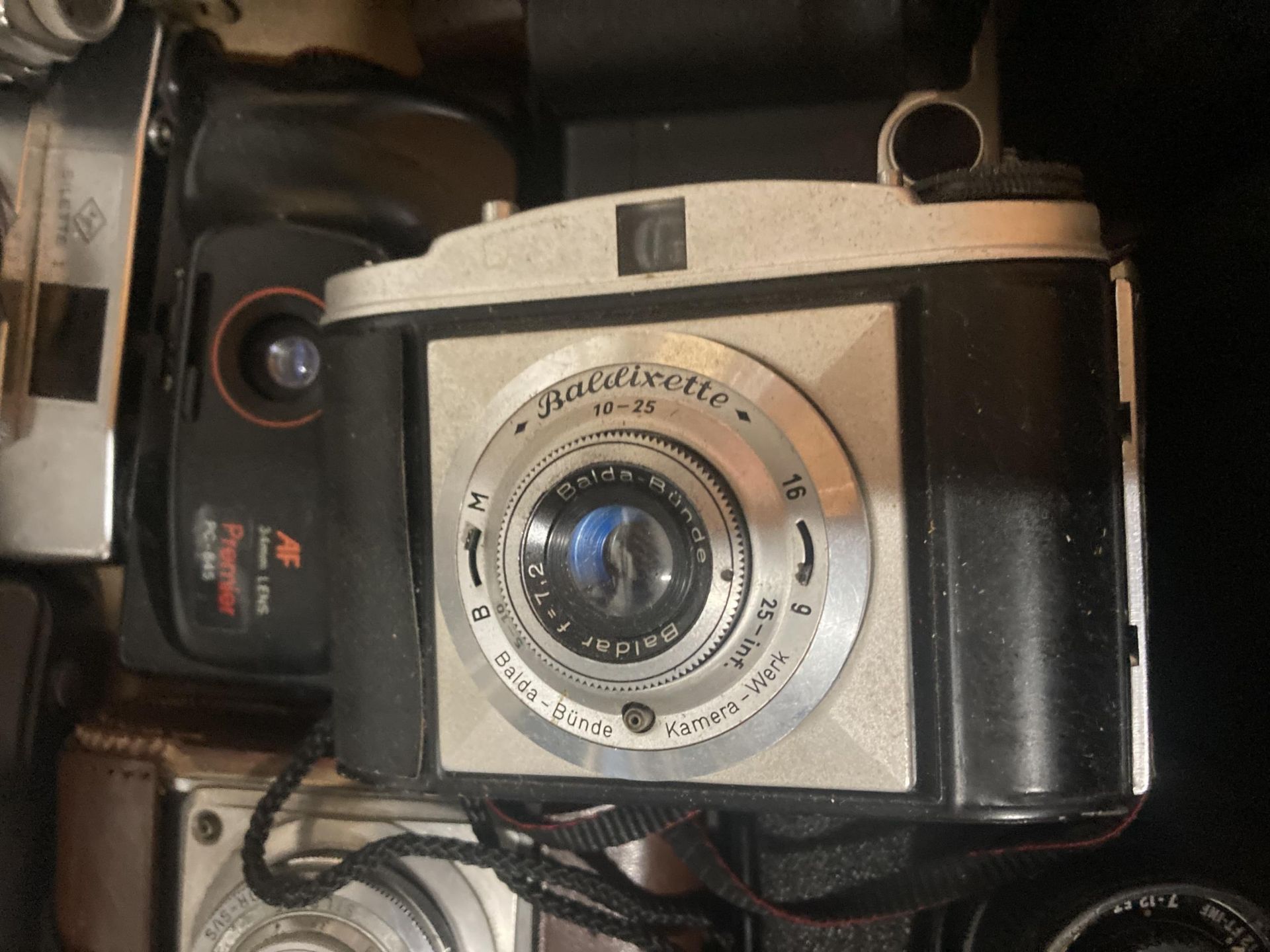 A LARGE QUANTITY OF VINTAGE CAMERAS TO INCLUDE CANON, ENSIGN, KODAK BROWNIE, ETC - 26 IN TOTAL - Image 6 of 7