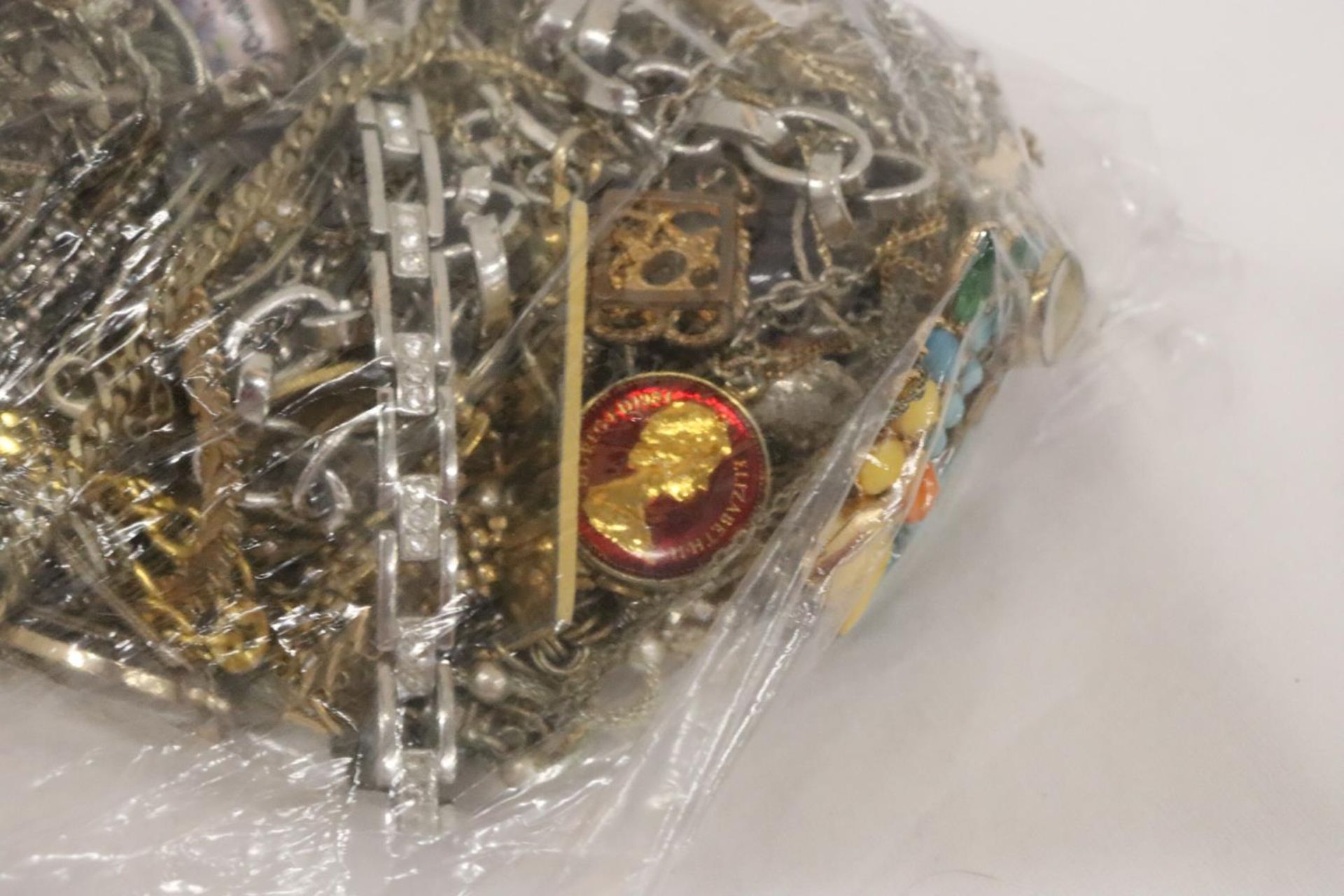 A LARGE QUANTITY OF YELLOW AND WHITE METAL CHAINS ETC - Image 6 of 6