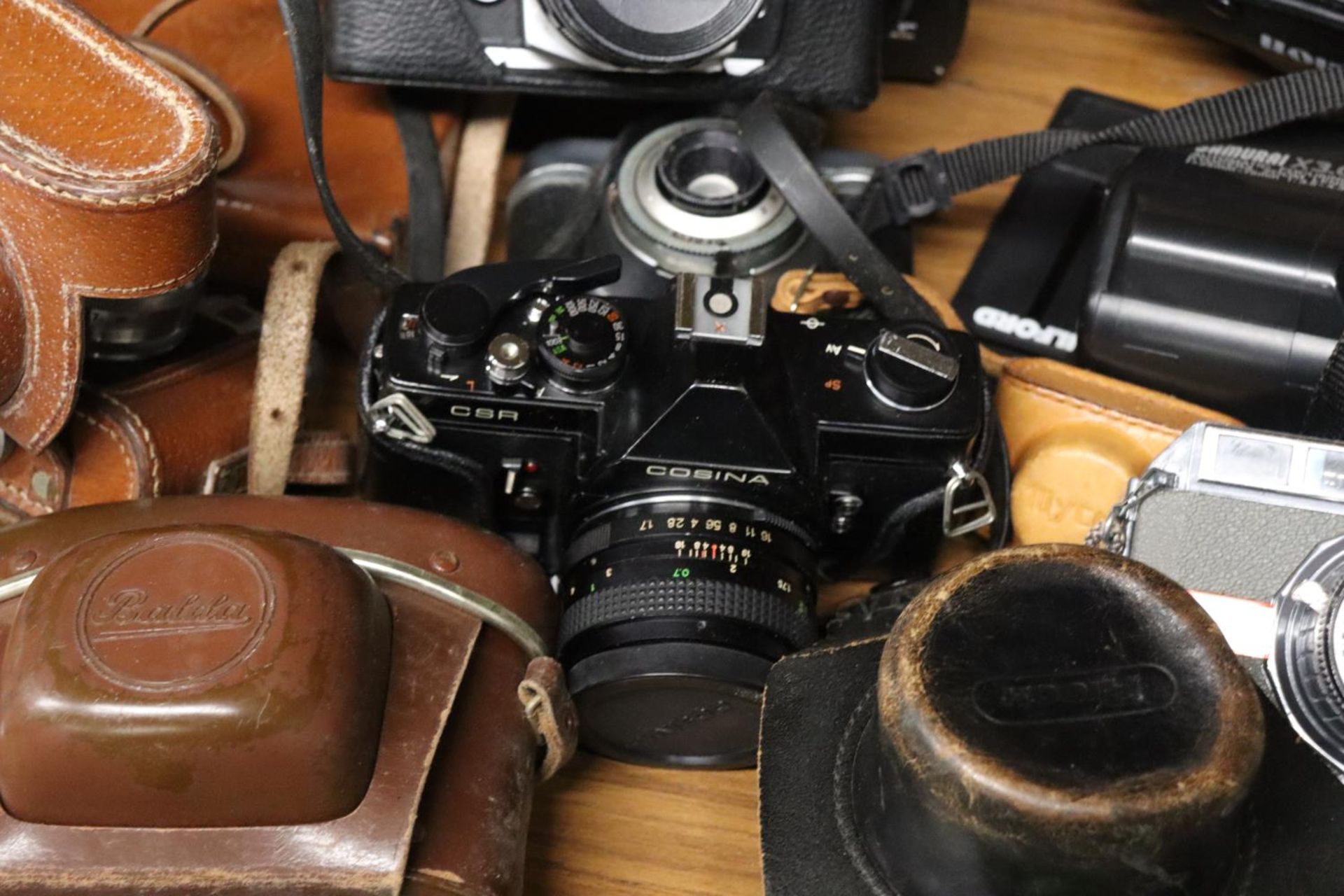 A COLLECTION OF VINTAGE CAMERAS TO INCLUDE COSINA CSR, ENSIGN FUL-VUE, FUJICA ST701, ROBOT STAR, - Image 3 of 7