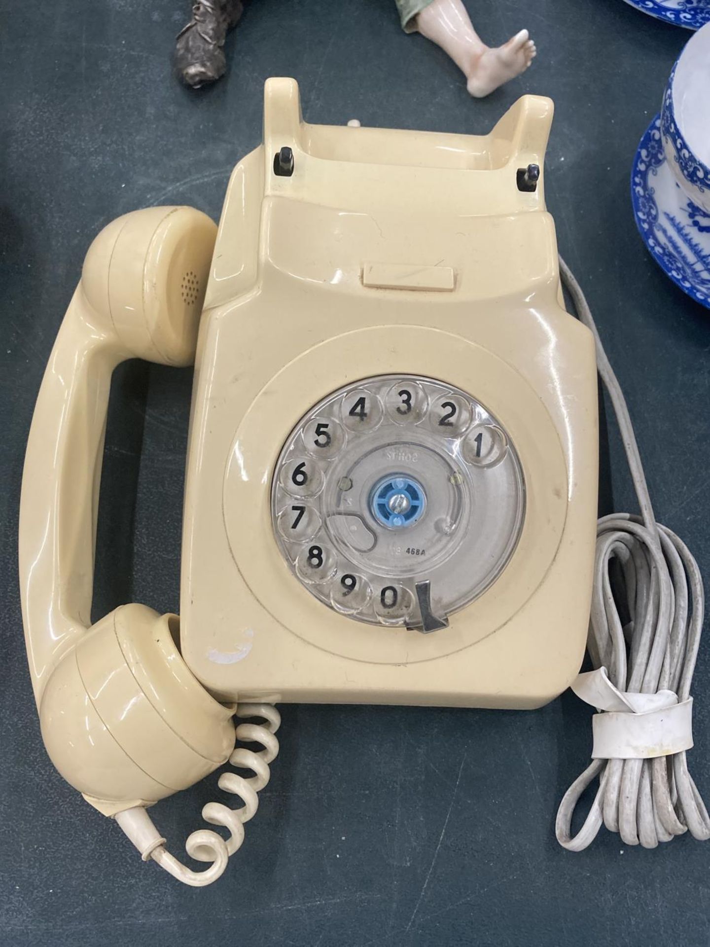 A VINTAGE CREAM ROTARY DIAL TELEPHONE - Image 2 of 3