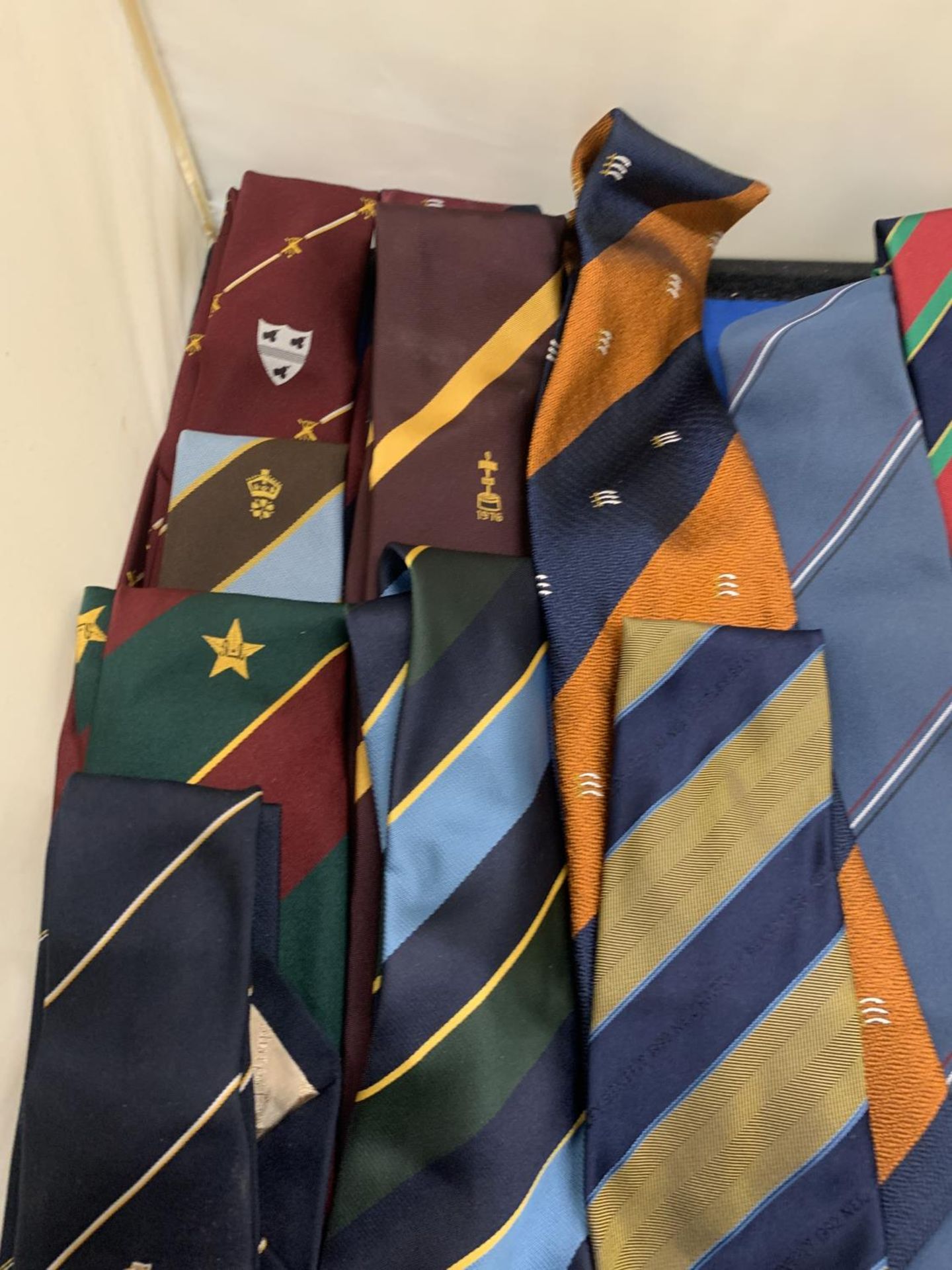 A COLLECTION OF CRICKET INTERNATIONAL AND BENEFIT TIES, MOSTLY VINTAGE - APPROX 20 IN TOTAL - Bild 2 aus 4