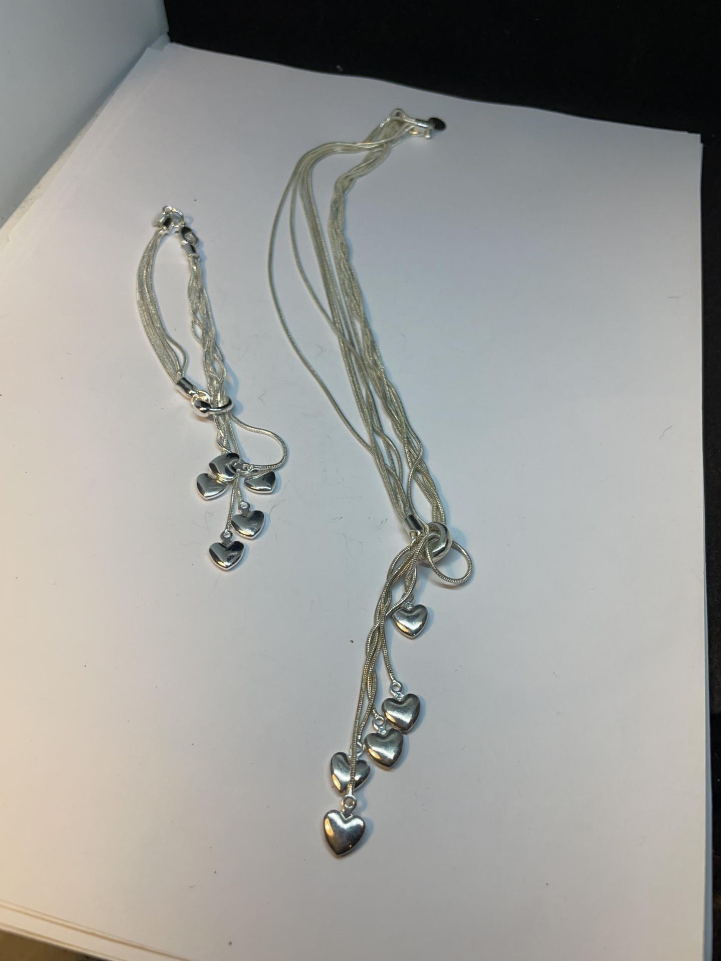 A 925 NECKLACE AND BRACELET SET WITH HEART DESIGN