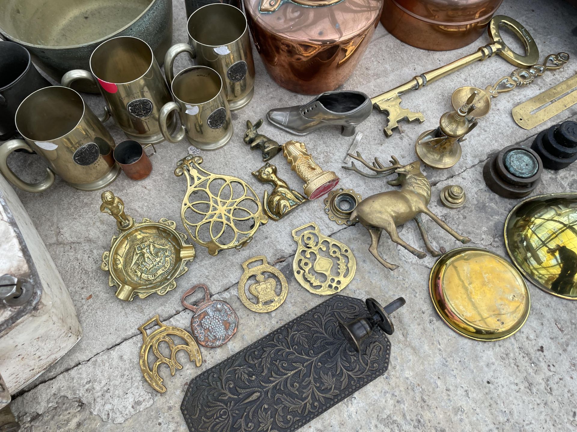 A LARGE ASSORTMENT OF METAL WARE ITEMS TO INCLUDE A LARGE BRASS KEY, COPPER KETTLES AND JAM PANS ETC - Image 2 of 4