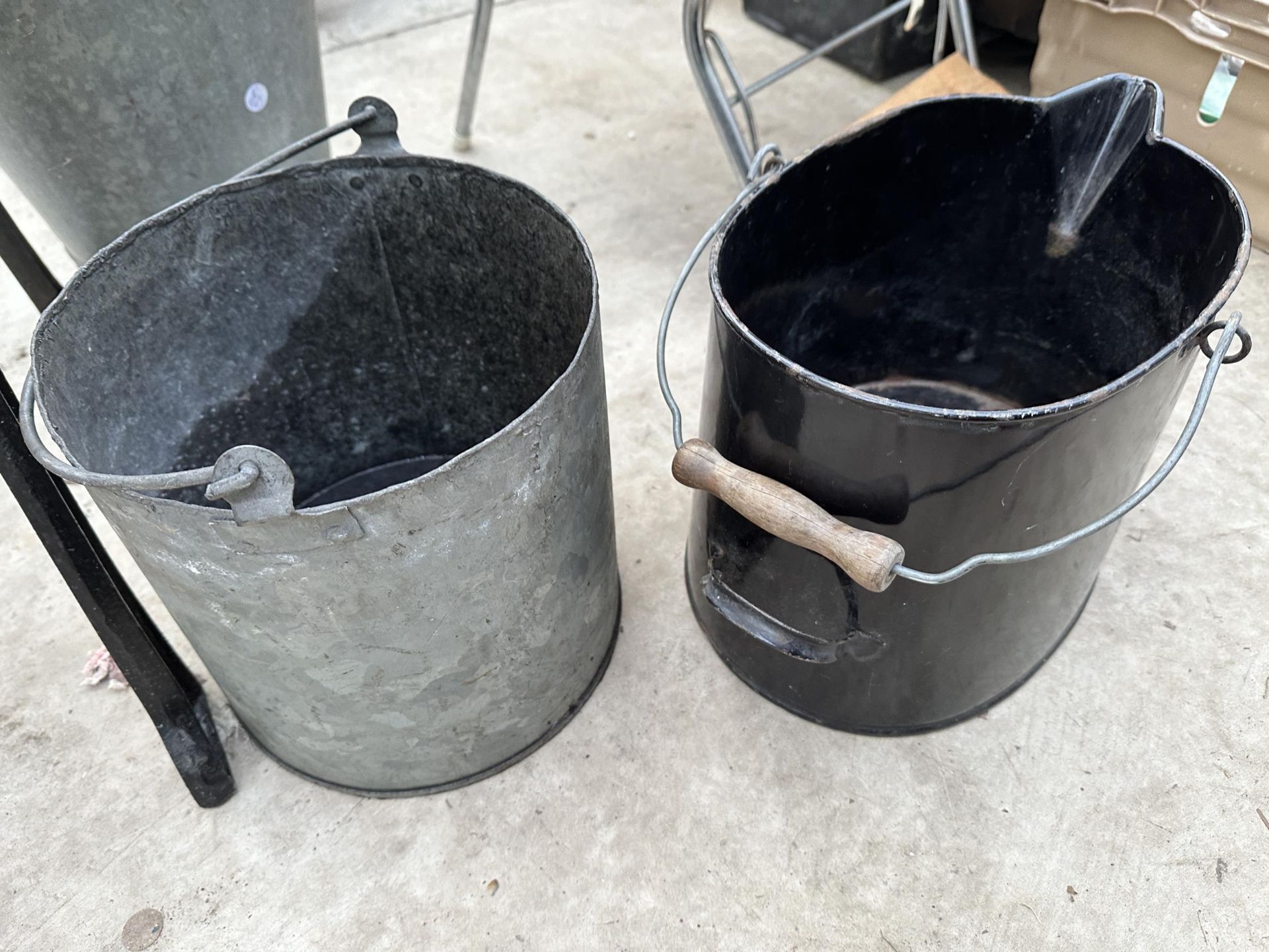 A VINTAGE GALVANISED BUCKET AND TWO FURTHER METAL BUCKETS - Bild 2 aus 2