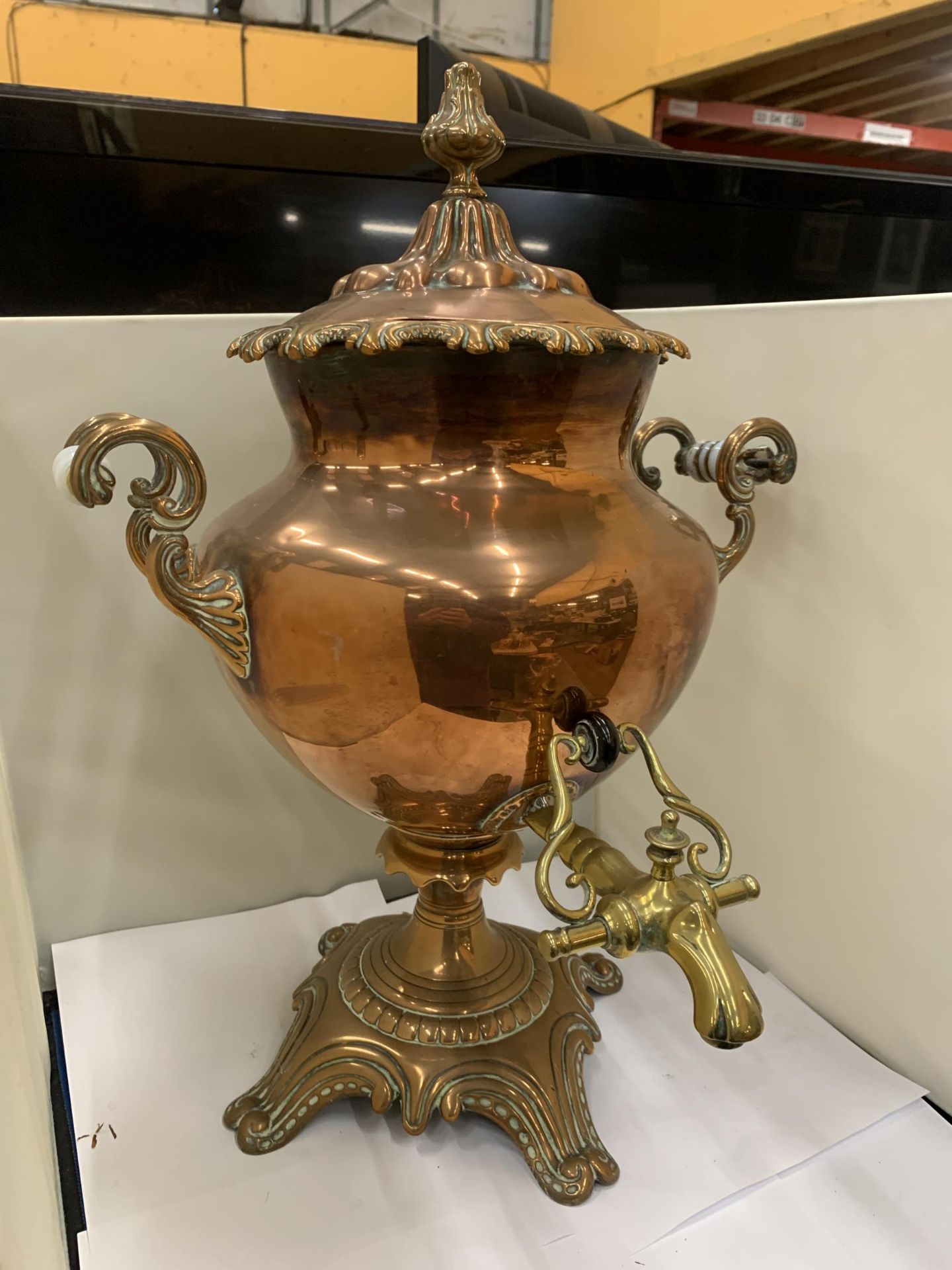 A VINTAGE DECORATIVE COPPER AND BRASS SAMOVAR WITH WHITE HANDLES (ONE A/F) - Image 2 of 5