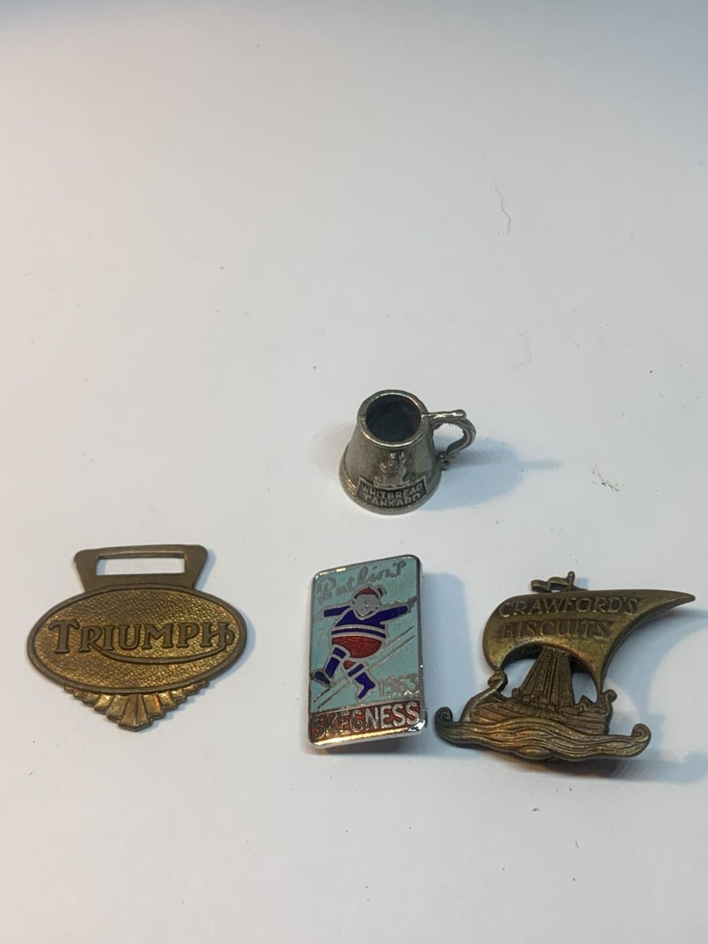 FOUR VINTAGE ADVERTISING ITEMS TO INCLUDE THREE BADGES AND A WHITBREAD BEER TANKARD