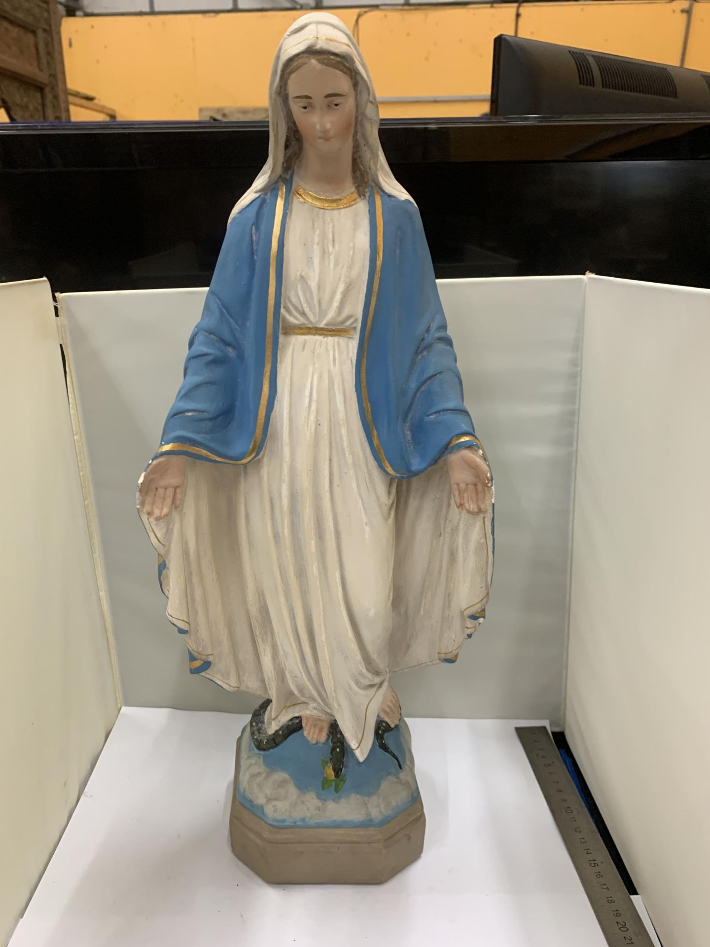 A LARGE FIGURE OF THE VIRGIN MARY 52CM TALL - Image 2 of 6