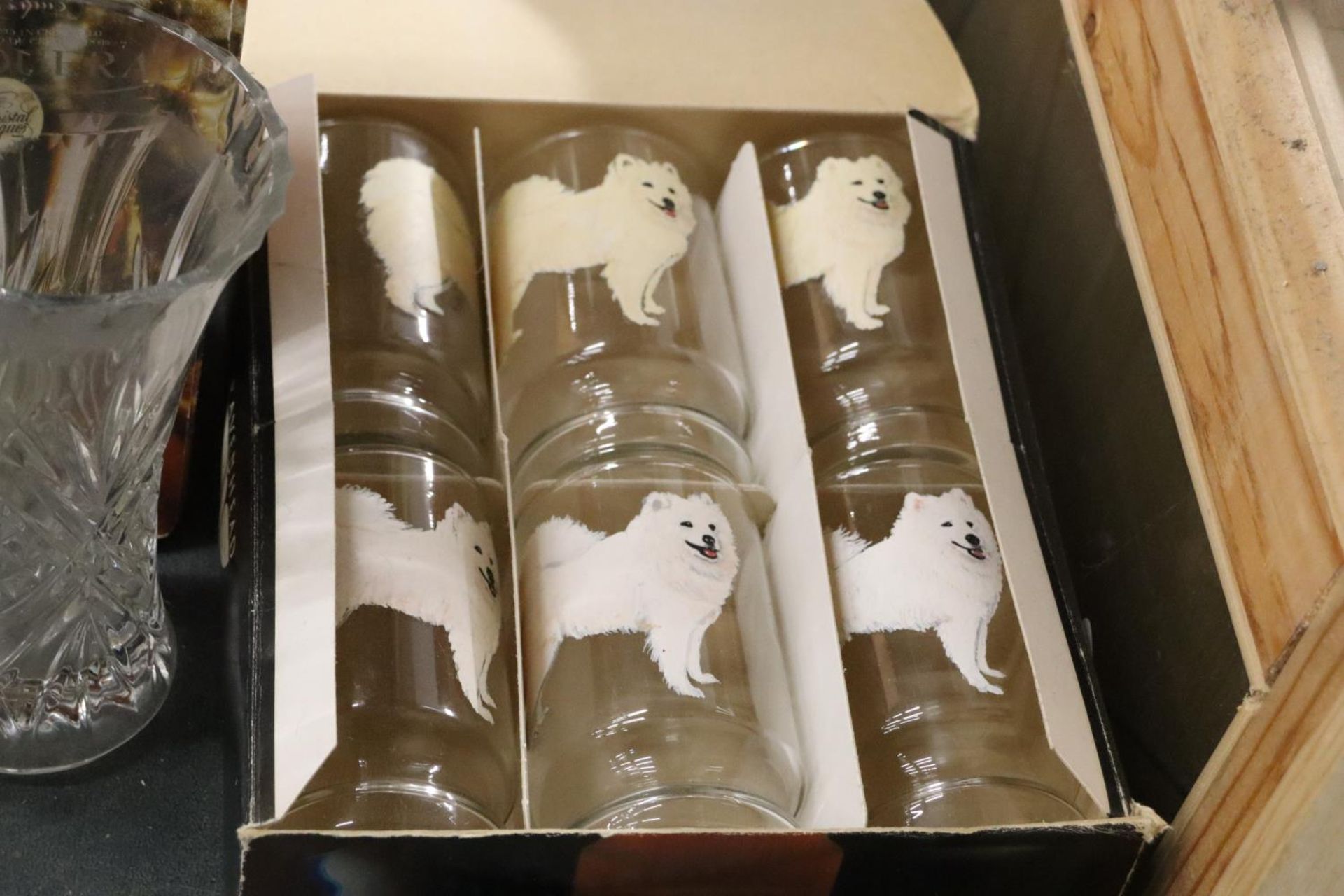 A QUANTITY OF GLASSWARE TO INCLUDE A BOXED SET OF 6 RAVENHEAD 'OLYMPIAD' TUMBLERS WITH HUSKY DOG - Image 6 of 6