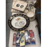 A MIXED LOT TO INCLUDE SOUVENIR SPOONS, AYNSLEY COMMEMORATIVE PLATE, CORONATION SOUVENIR