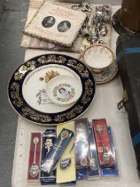 A MIXED LOT TO INCLUDE SOUVENIR SPOONS, AYNSLEY COMMEMORATIVE PLATE, CORONATION SOUVENIR