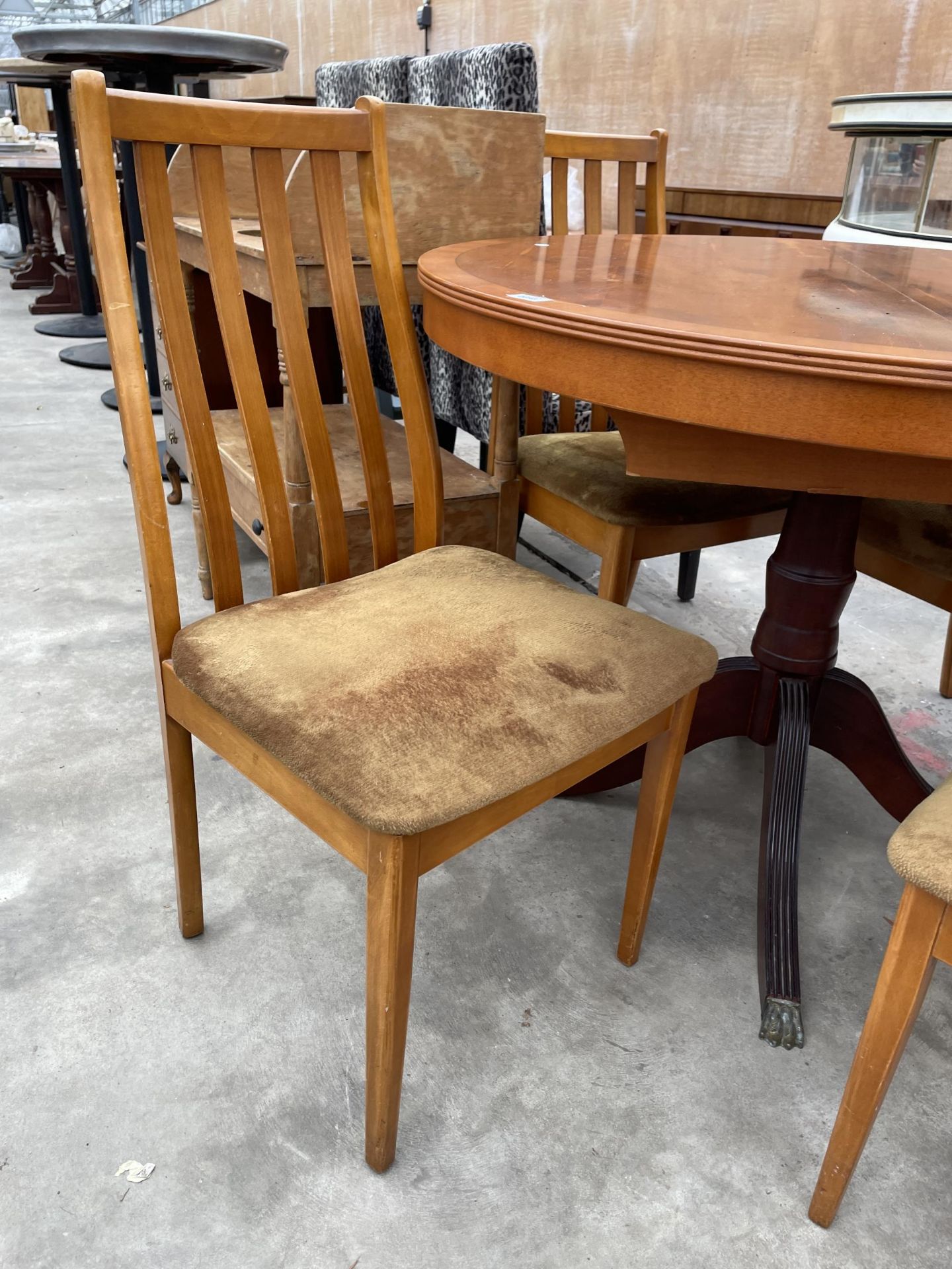 A YEW WOOD PEDESTAL DINING TABLE AND FOUR CHAIRS - Image 4 of 5