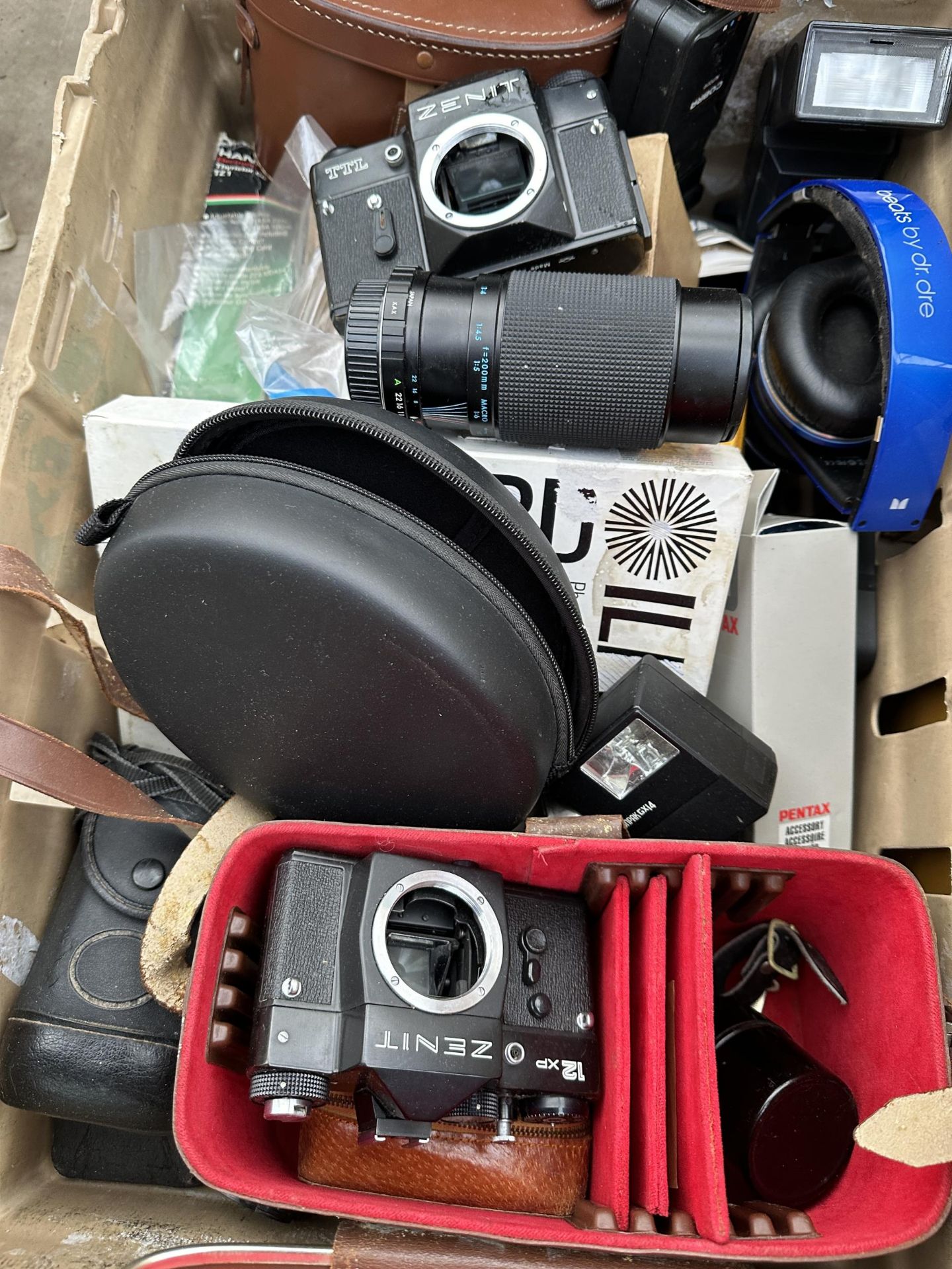 AN ASSORTMENT OF PHOTOGRAPHY EQUIPMENT TO INCLUDE A PROJECTOR, FLASHES AND CAMERAS ETC - Image 7 of 7