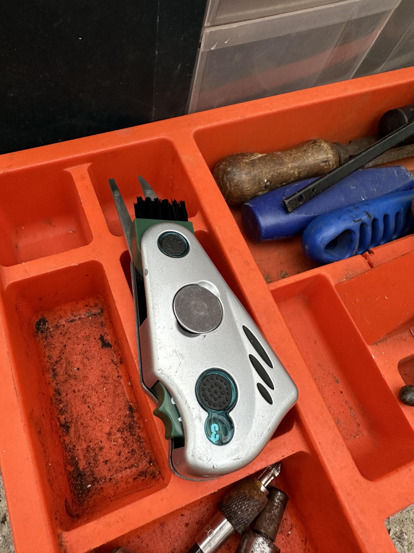 A PLASTIC TOOL BOX WITH AN ASSORTMENT OF TOOLS TO INCLUDE FILES, CHISELS AND SPANNERS ETC - Image 3 of 4