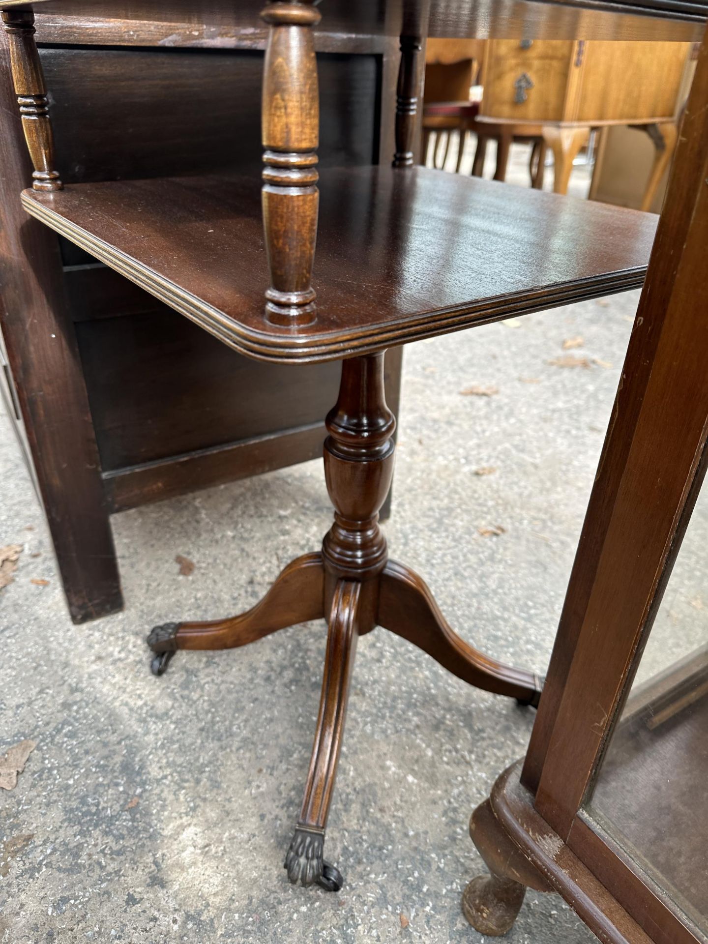 A MAHOGANY TWO TIER OCCASIONAL TABLE ON A PEDESTAL BASE WITH INSET LEATHER TOP 16" SQUARE - Image 3 of 3