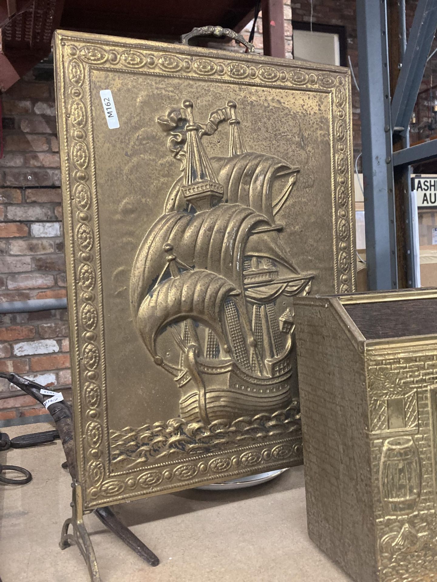 TWO DECORATIVE BRASS ITEMS TO INCLUDE A FIRE SCREEN AND MAGAZINE RACK - Image 2 of 3