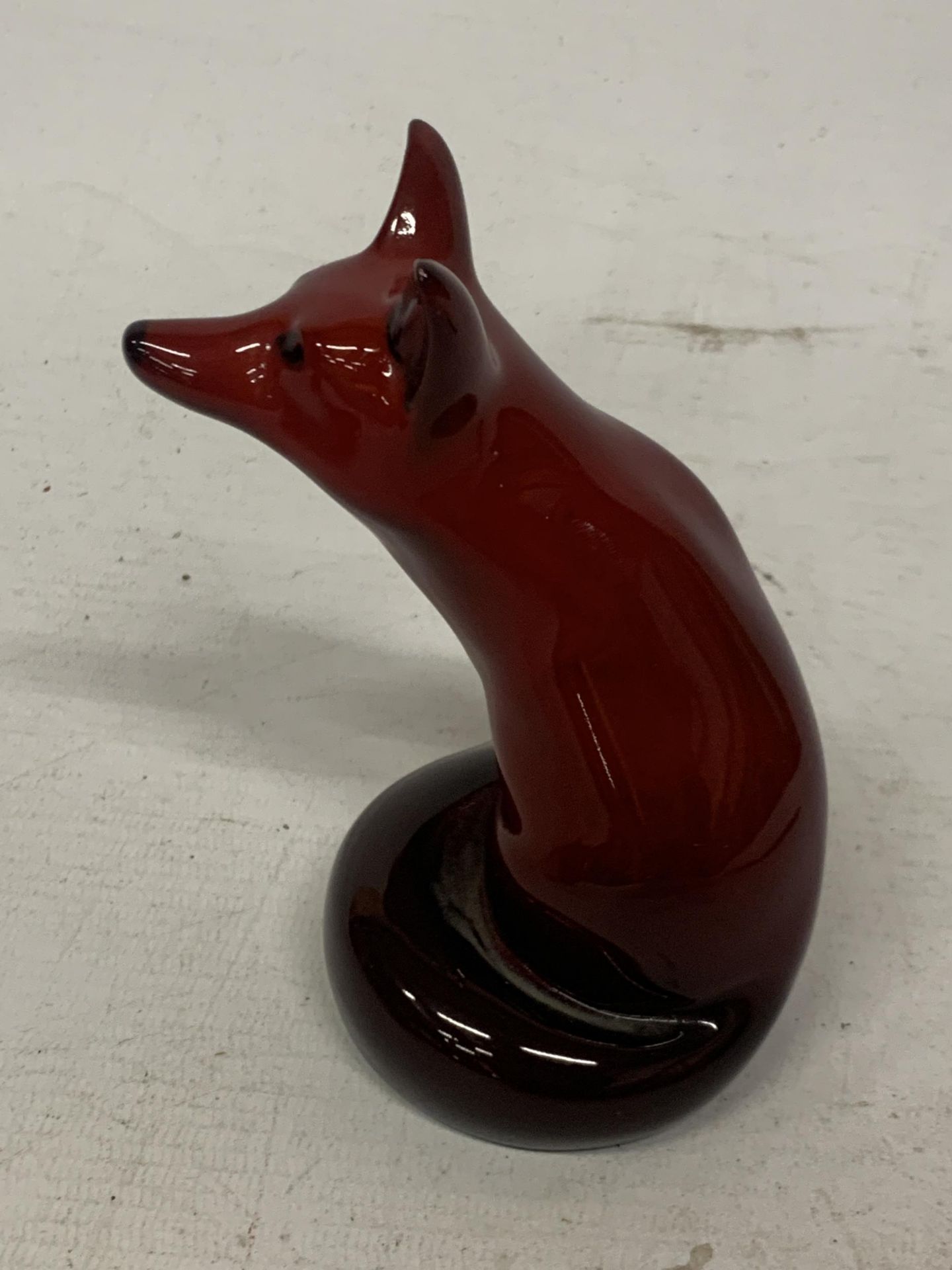 A ROYAL DOULTON FLAMBE SITTING FOX FIGURE - Image 2 of 3