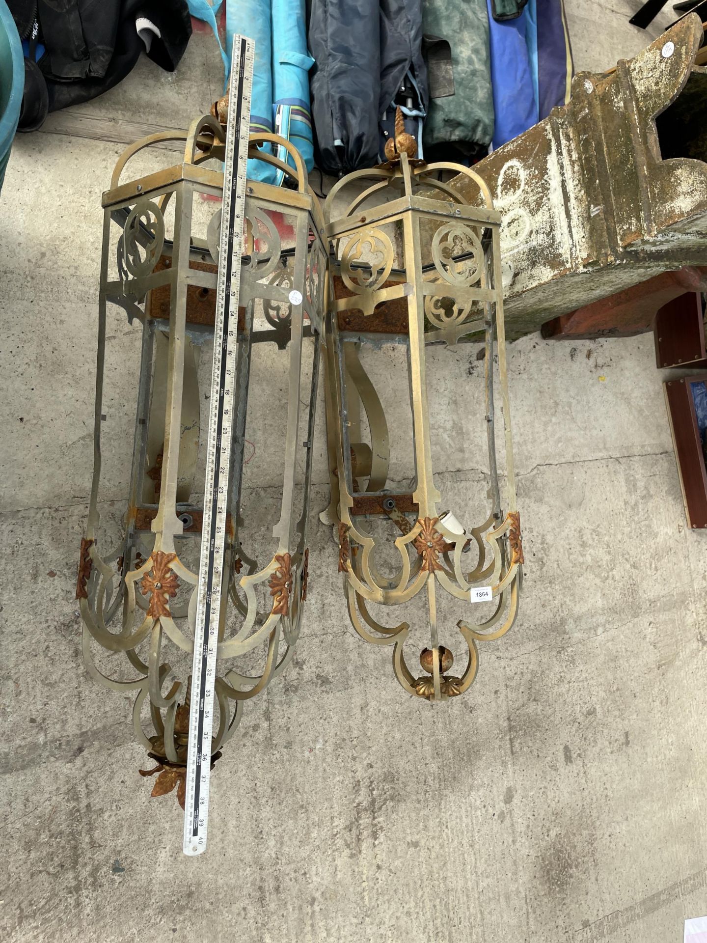 A PAIR OF VINTAGE DECORATIVE METAL WALL LIGHT FITTINGS - Image 2 of 3