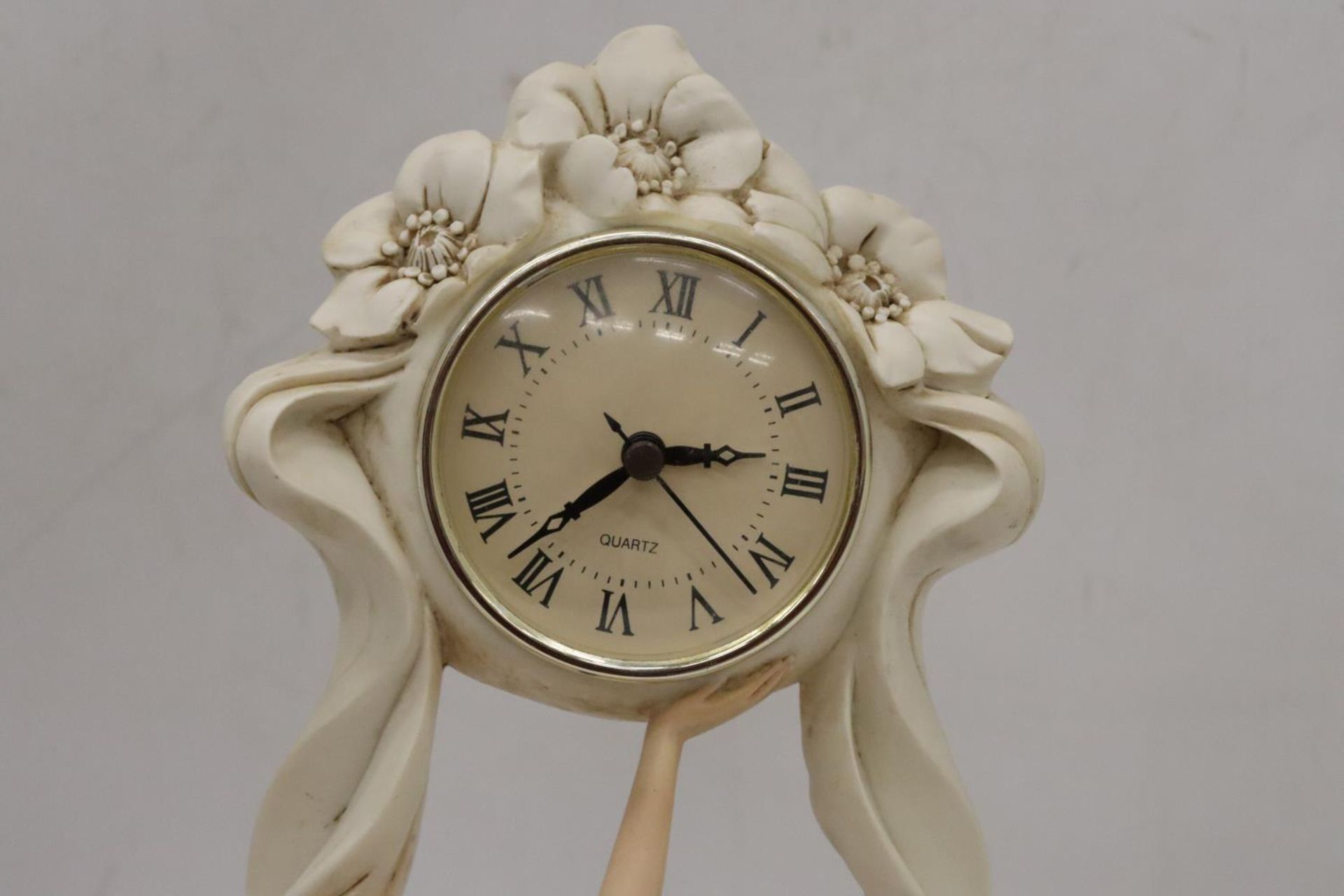 AN ART DECO STYLE MANTLE CLOCK WITH A LADY FIGURINE, HEIGHT 36CM - Bild 6 aus 7