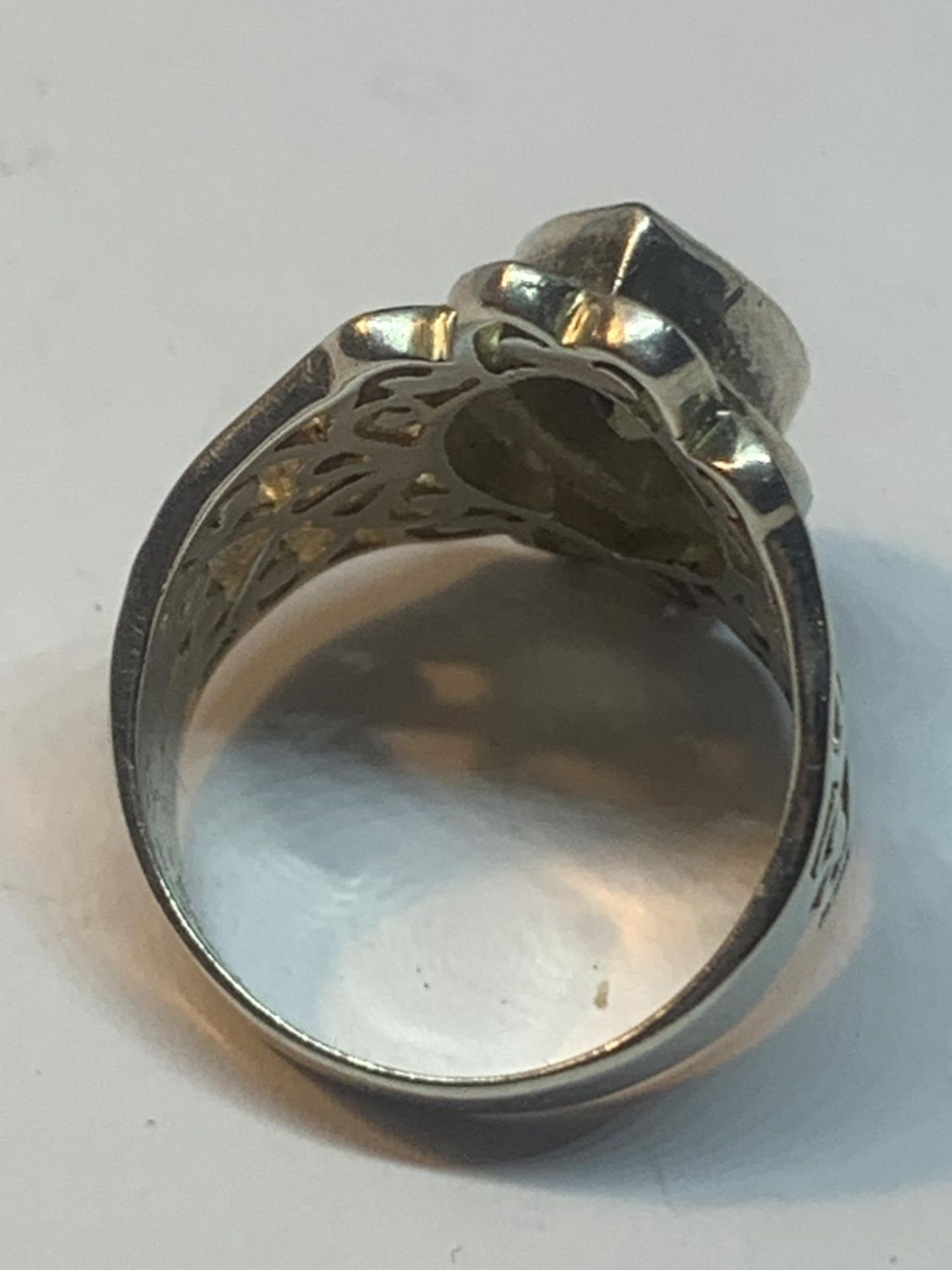 A SILVER DRESS RING WITH A SMOKEY STONE IN A PRESENTATION BOX - Image 4 of 4