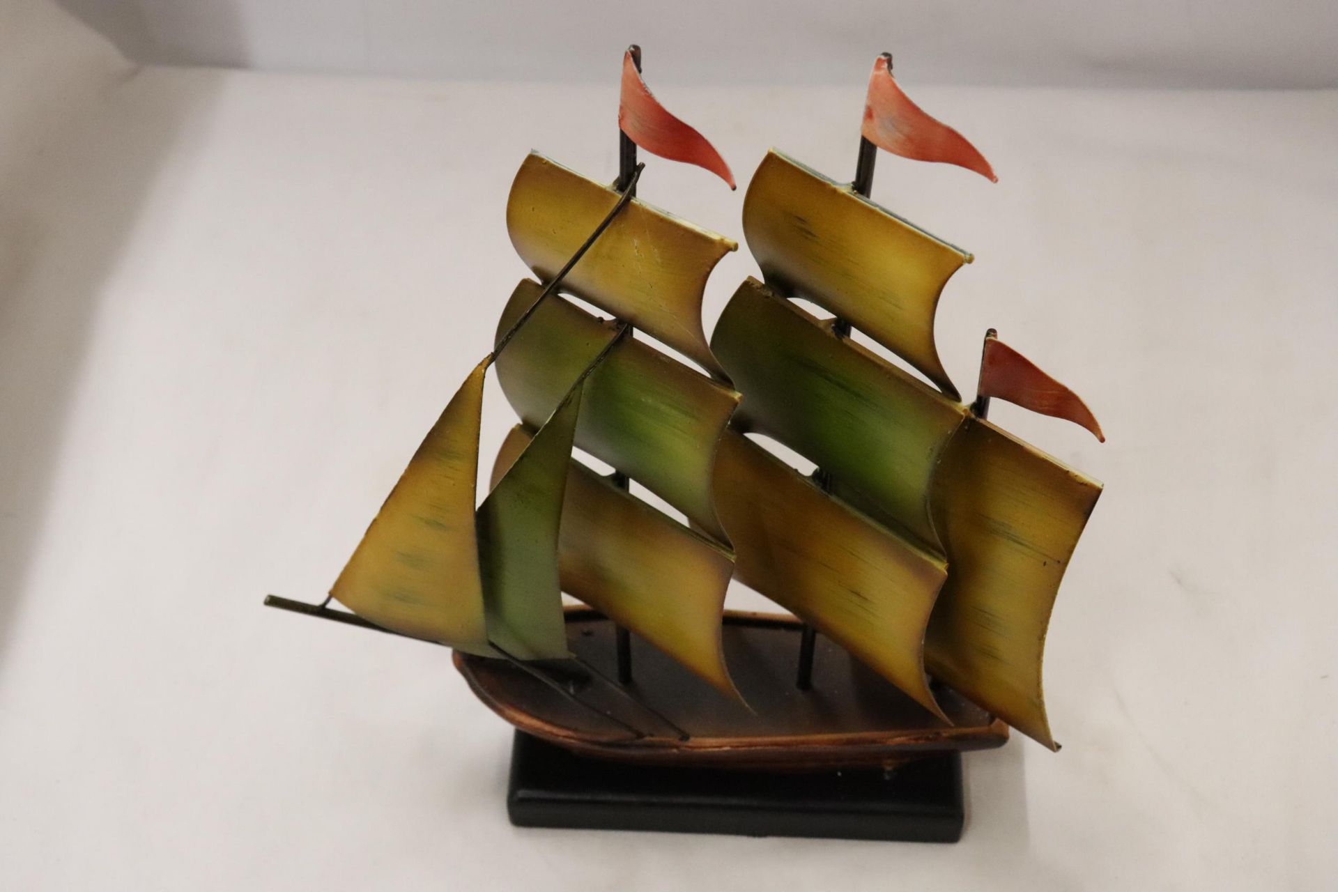 A VINTAGE ALL METAL SAILING SHIP ON METAL BASE, HEIGHT 28CM, WIDTH 23CM - Image 5 of 5