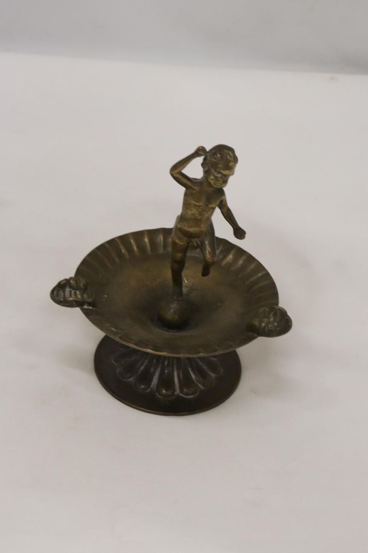 A VINTAGE BRASS ASHTRAY WITH CHERUB DECORATION - Image 4 of 4