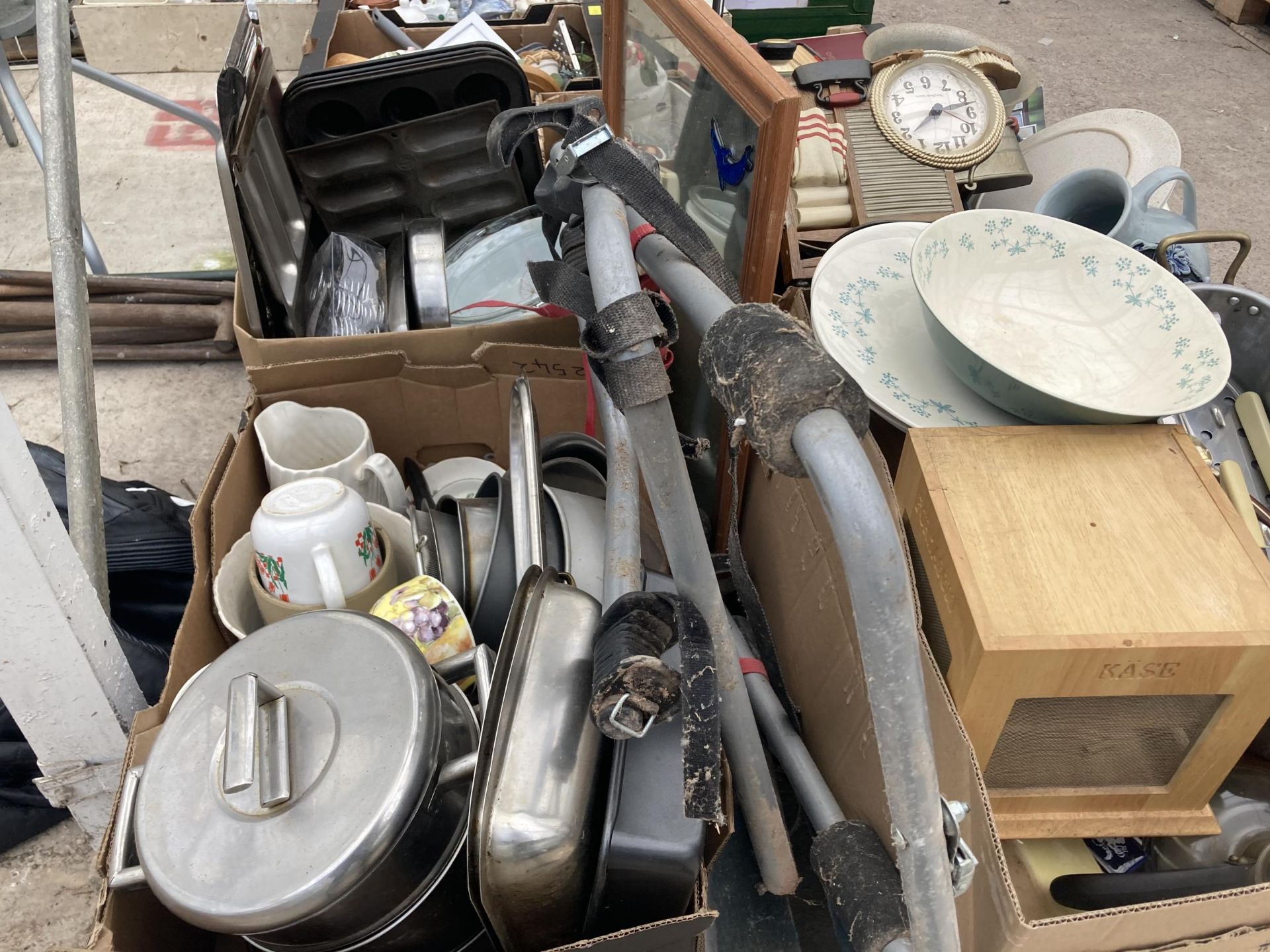 AN ASSORTMENT OF HOUSEHOLD CLEARANCE ITEMS - Image 3 of 3