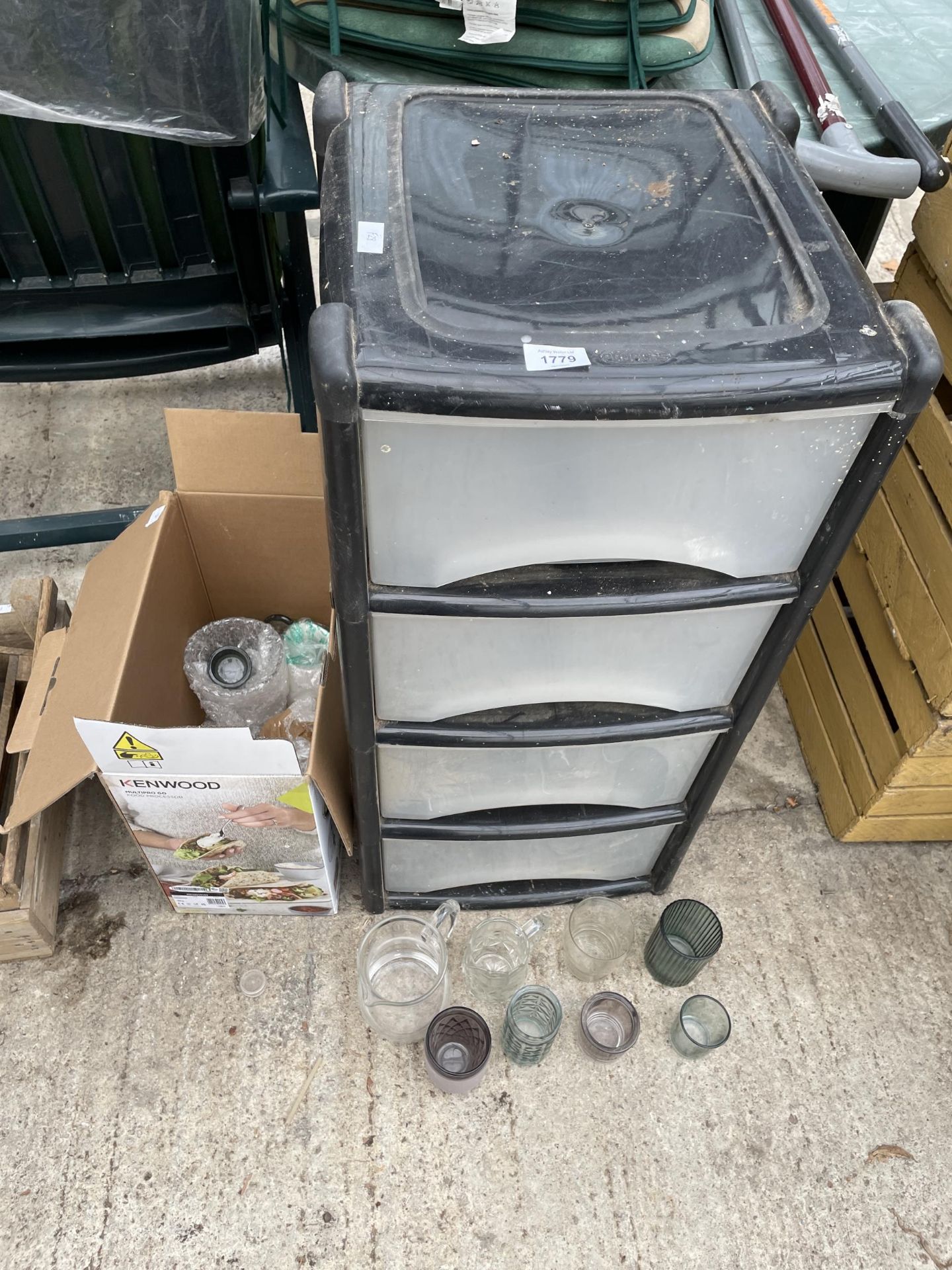 A FOUR DRAWER PLASTIC STORAGE UNIT AND AN ASSORTMENT OF GLASSWARE