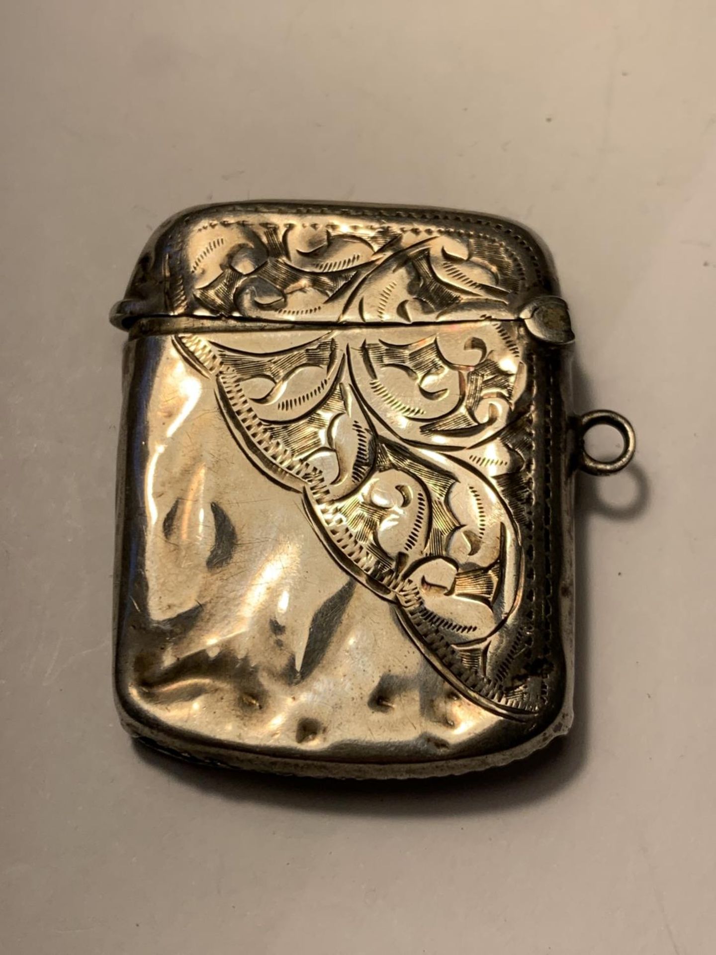 A HALLMARKED BIRMINGHAM SILVER VESTA CASE - Image 2 of 3