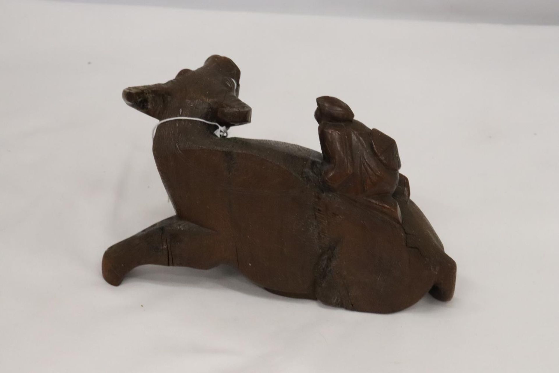 AN ORIENTAL WOODEN CARVED WATER BUFFALO WITH CHILD RIDER, A/F TO LEG, HEIGHT 12CM, LENGTH 22CM - Image 4 of 5